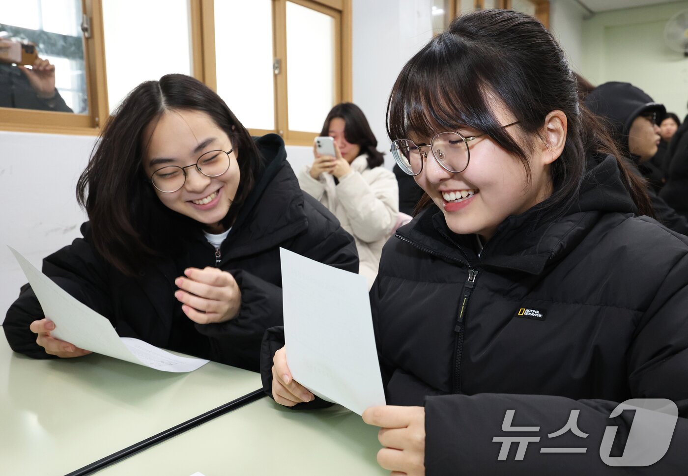 본문 이미지 - 2025학년도 대학수학능력시험 성적표가 배부된 5일 오전 서울 광진구 광남고등학교에서 수능 성적표를 받은 고3 수험생들이 자신의 점수를 확인하고 있다. &#40;공동취재&#41; 2025.12.5/뉴스1 ⓒ News1 오대일 기자
