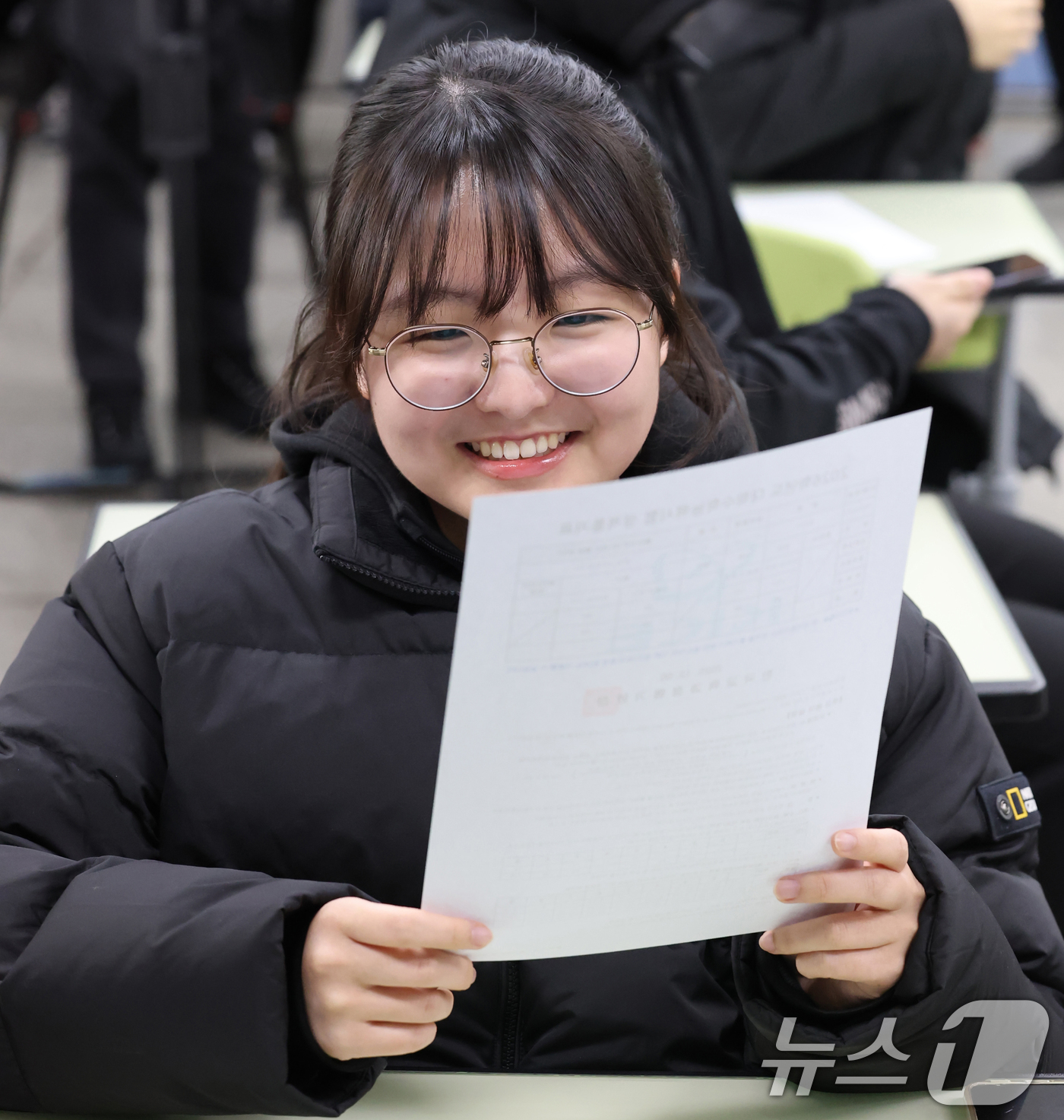 (서울=뉴스1) 오대일 기자 = 2025학년도 대학수학능력시험 성적표가 배부된 5일 오전 서울 광진구 광남고등학교에서 수능 성적표를 받은 고3 수험생들이 자신의 점수를 확인하고 있 …