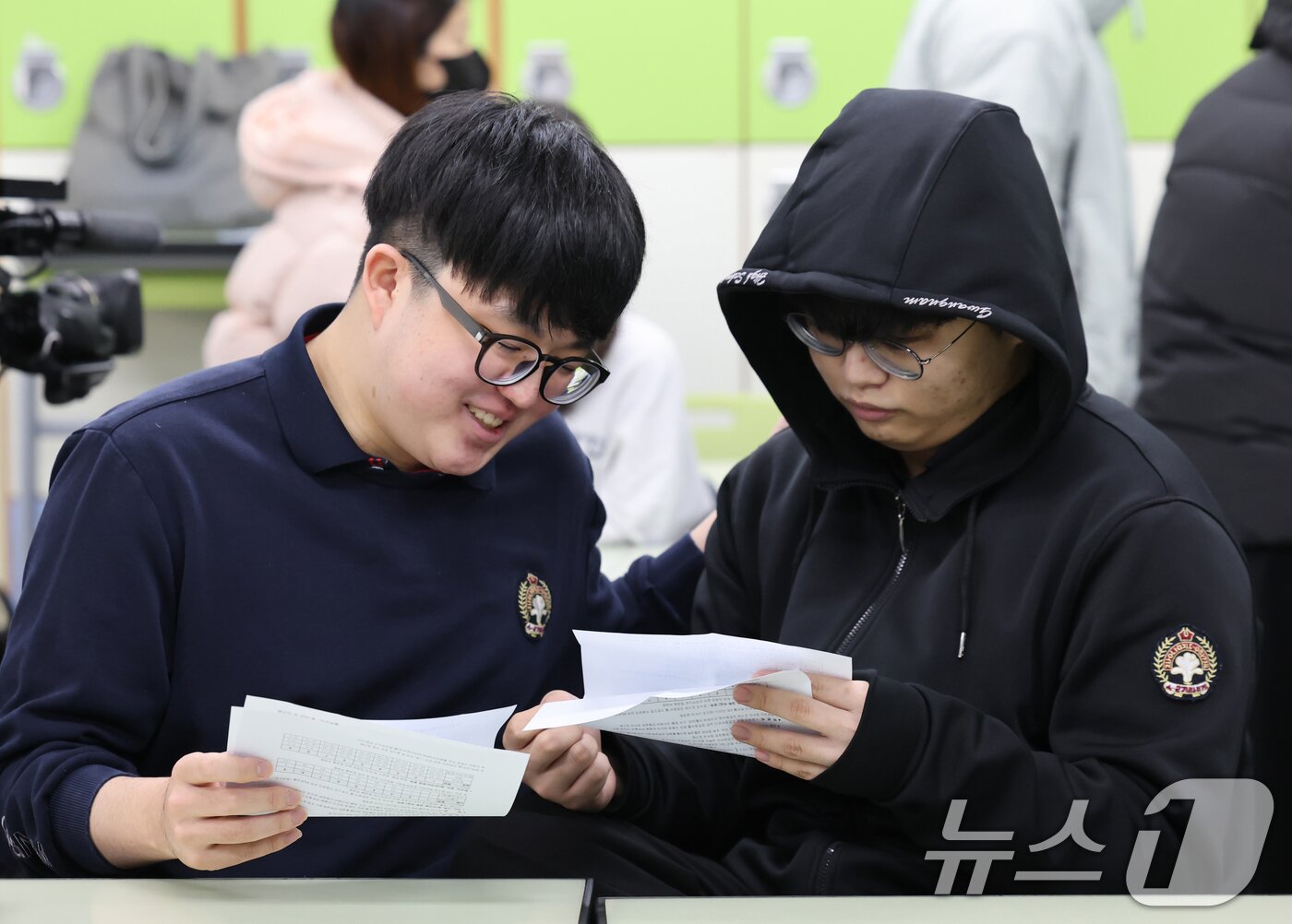 본문 이미지 - 2025학년도 대학수학능력시험 성적표가 배부된 5일 오전 서울 광진구 광남고등학교에서 수능 성적표를 받은 고3 수험생들이 자신의 점수를 확인하고 있다. &#40;공동취재&#41; 2025.12.5/뉴스1 ⓒ News1 오대일 기자