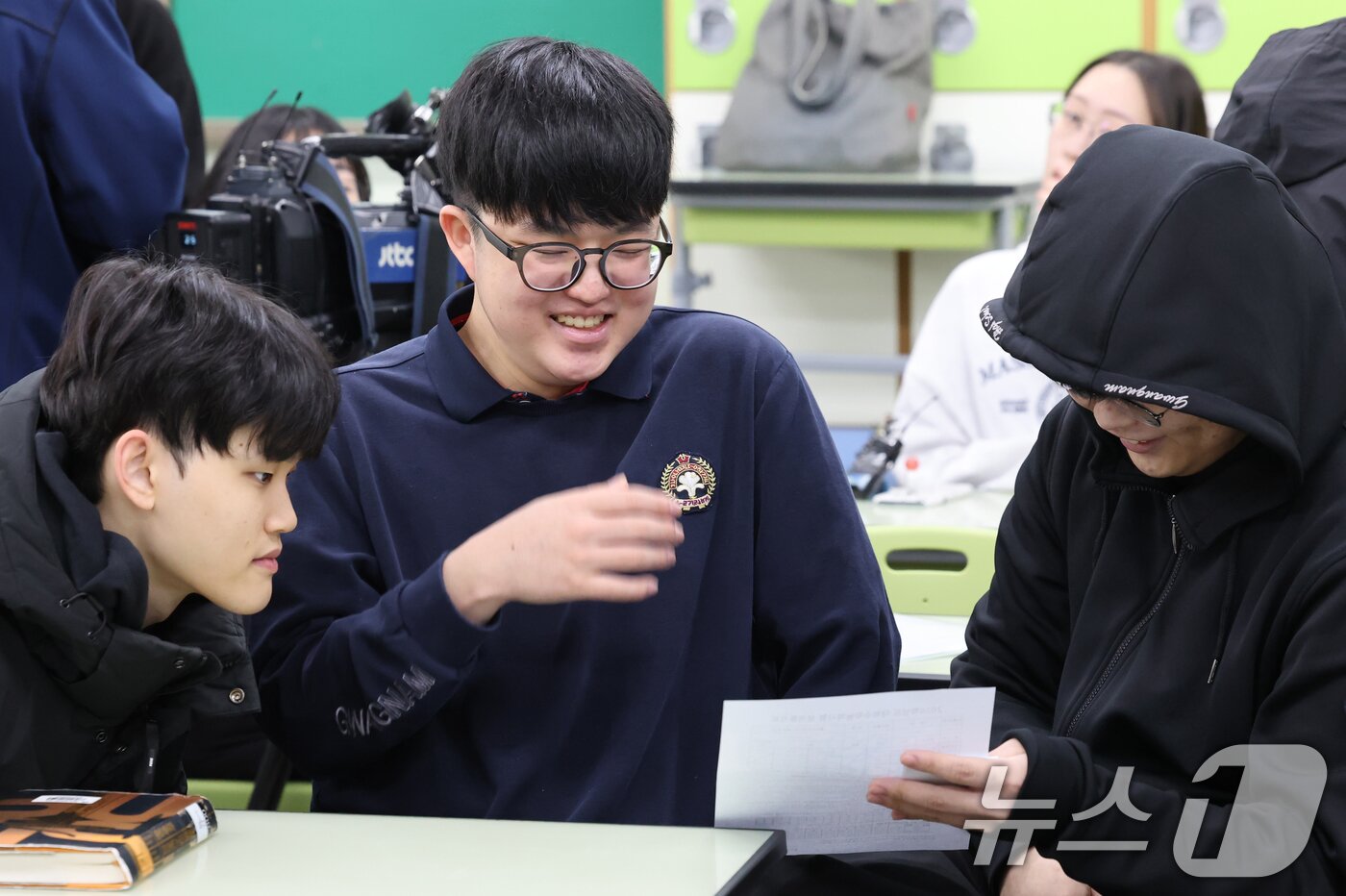 본문 이미지 - 2025학년도 대학수학능력시험 성적표가 배부된 5일 오전 서울 광진구 광남고등학교에서 &#39;수능 만점자&#39; 왕정건 학생이 성적표를 확인하며 친구들의 축하를 받고 있다. &#40;공동취재&#41; ⓒ News1 오대일 기자