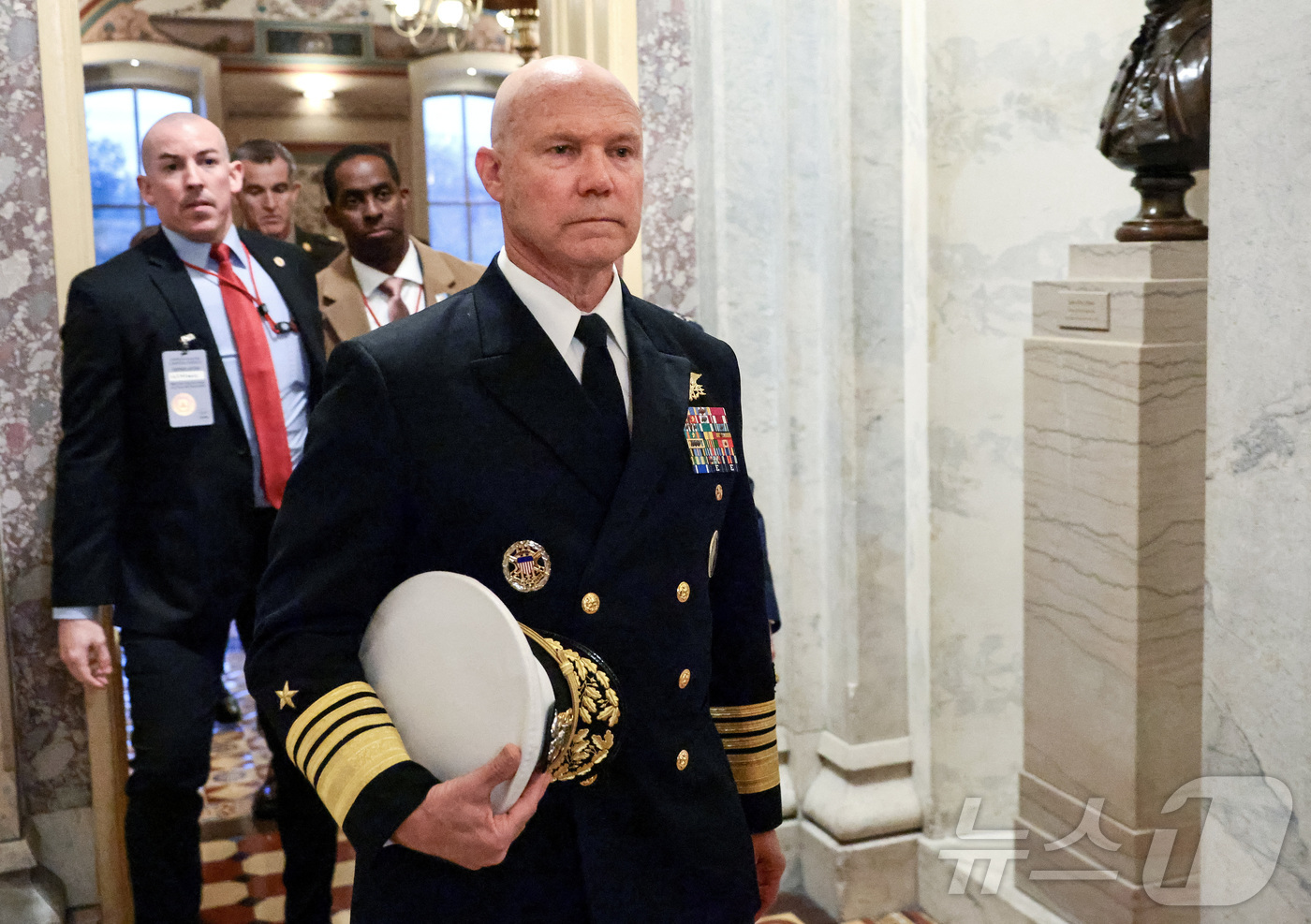 (워싱턴DC 로이터=뉴스1) 김지완 기자 = 4일(현지시간) 프랭크 브래들리 미 합동특수작전사령부(JSOC) 사령관(해군 제독)이 상원에서 자신이 지휘한 지난 9월 카리브해에서의 …