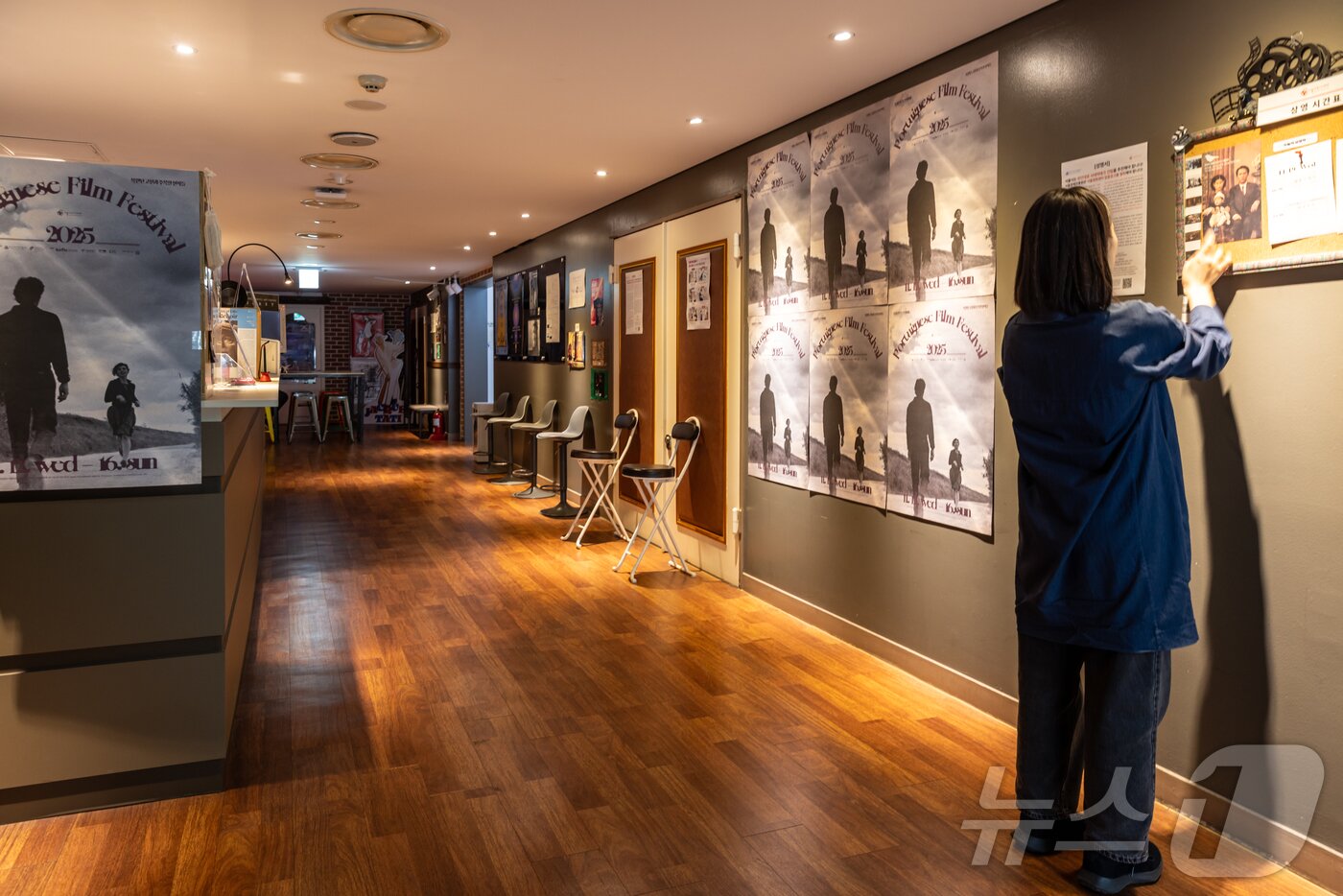 본문 이미지 - 서울아트시네마 로비&#40;서울관광재단 제공&#41; 