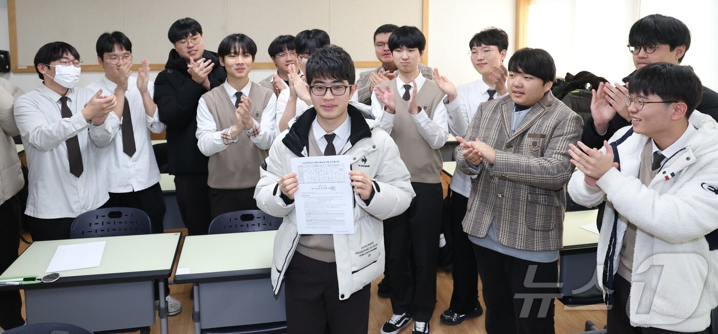 본문 이미지 - 2026학년도 대학수학능력시험 성적표 배부일인 5일 전북 전주시 한일고등학교에서 수능 만점자 이하진 학생이 친구들의 축하를 받고 있다. 2025.12.5/뉴스1 ⓒ News1 유경석 기자