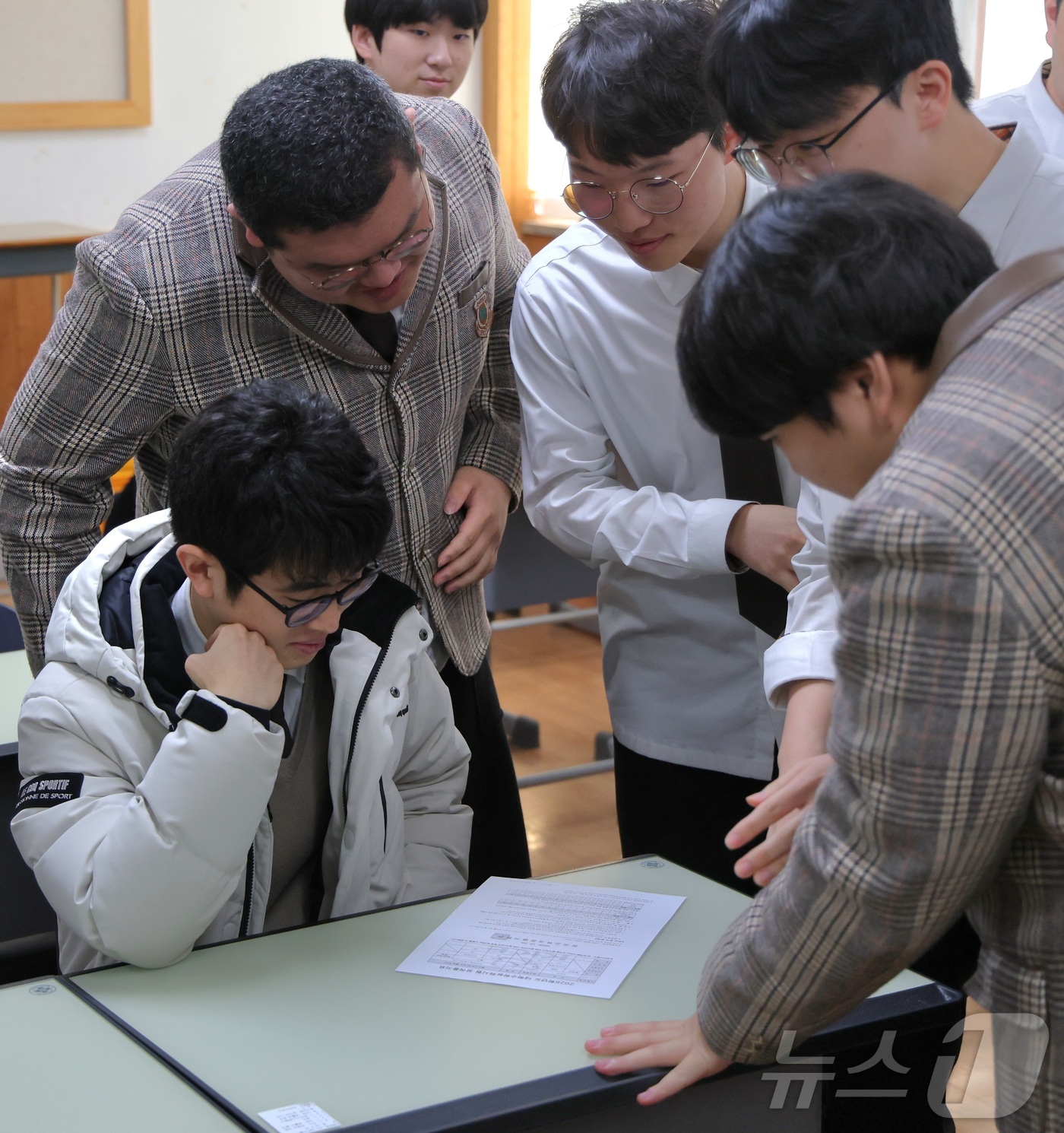 (전주=뉴스1) 유경석 기자 = 2026학년도 대학수학능력시험 성적표 배부일인 5일 전북 전주시 한일고등학교에서 수능 만점자 이하진 학생이 친구들과 성적표를 보고 있다. 2025. …