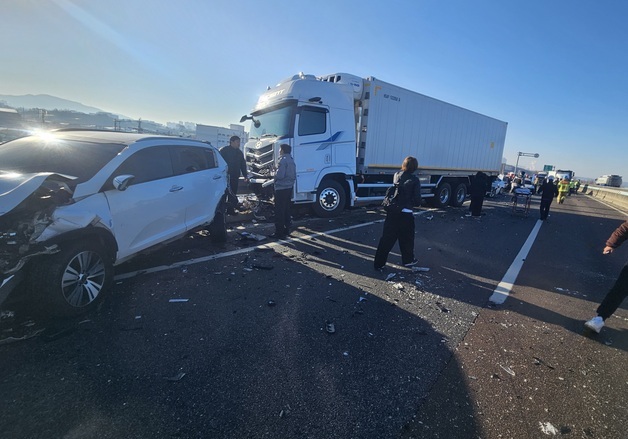 청주 3순환로서 차량 9대 추돌…12명 병원 이송