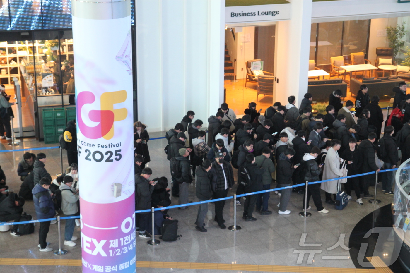 (고양=뉴스1) 김민재 기자 = 5일 오전 서브컬처 페스티벌 \'AGF 2025\'가 열리는 일산 킨텍스 제 1전시장에 대기줄이 길게 늘어서 있다. AGF 2025는 12월 5일부 …