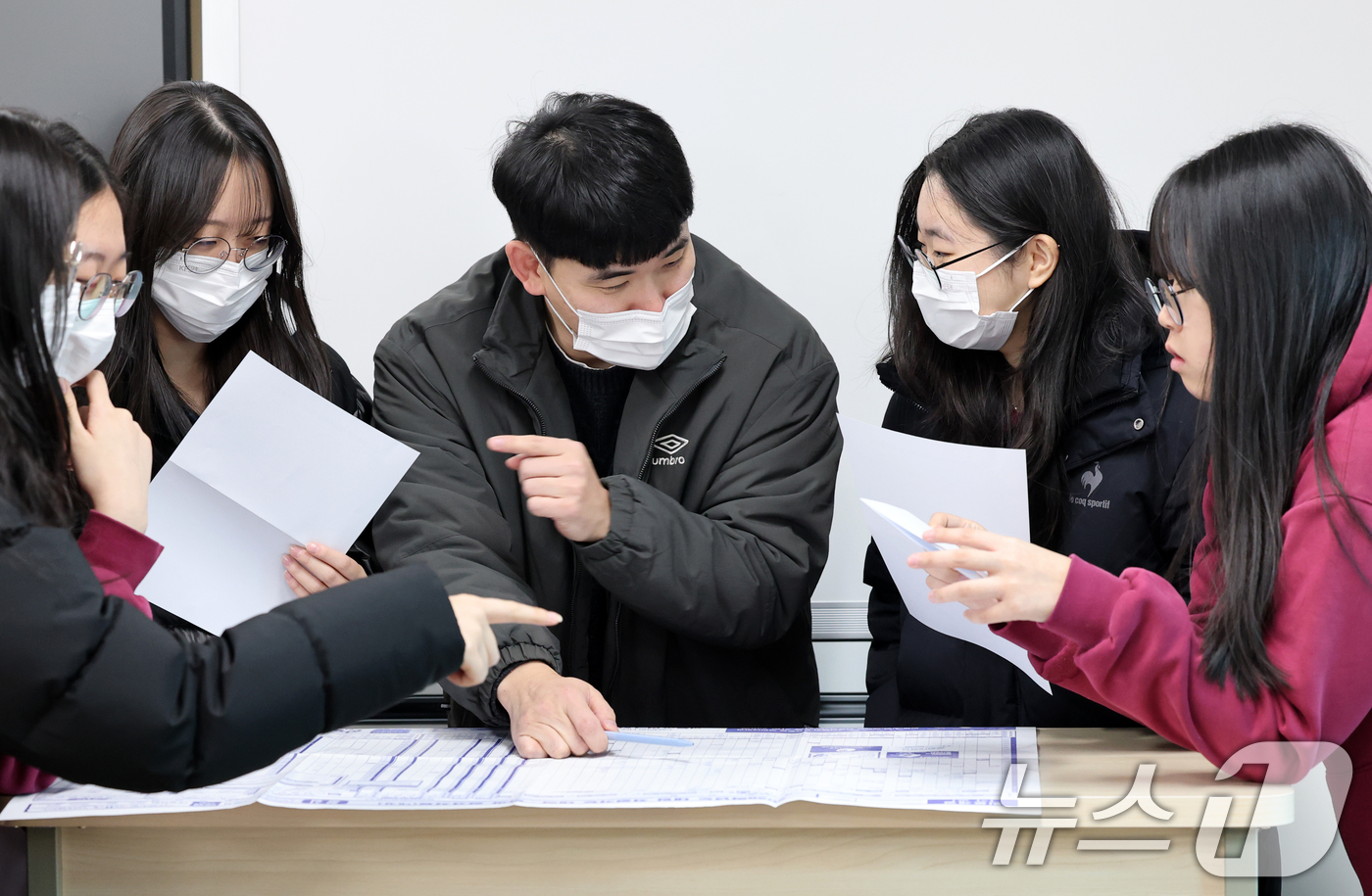 (대전=뉴스1) 김기태 기자 = 5일 오전 대전 중구 호수돈여자고등학교에서 수능 성적표를 받은 고3 수험생들이 담임교사와 상담을 하고 있다. 2025.12.5/뉴스1