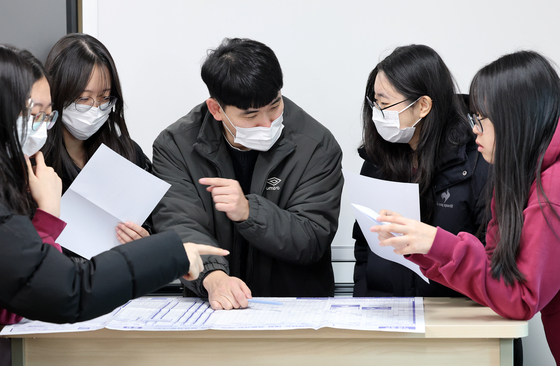 수능 성적표 받은 고3 수험생