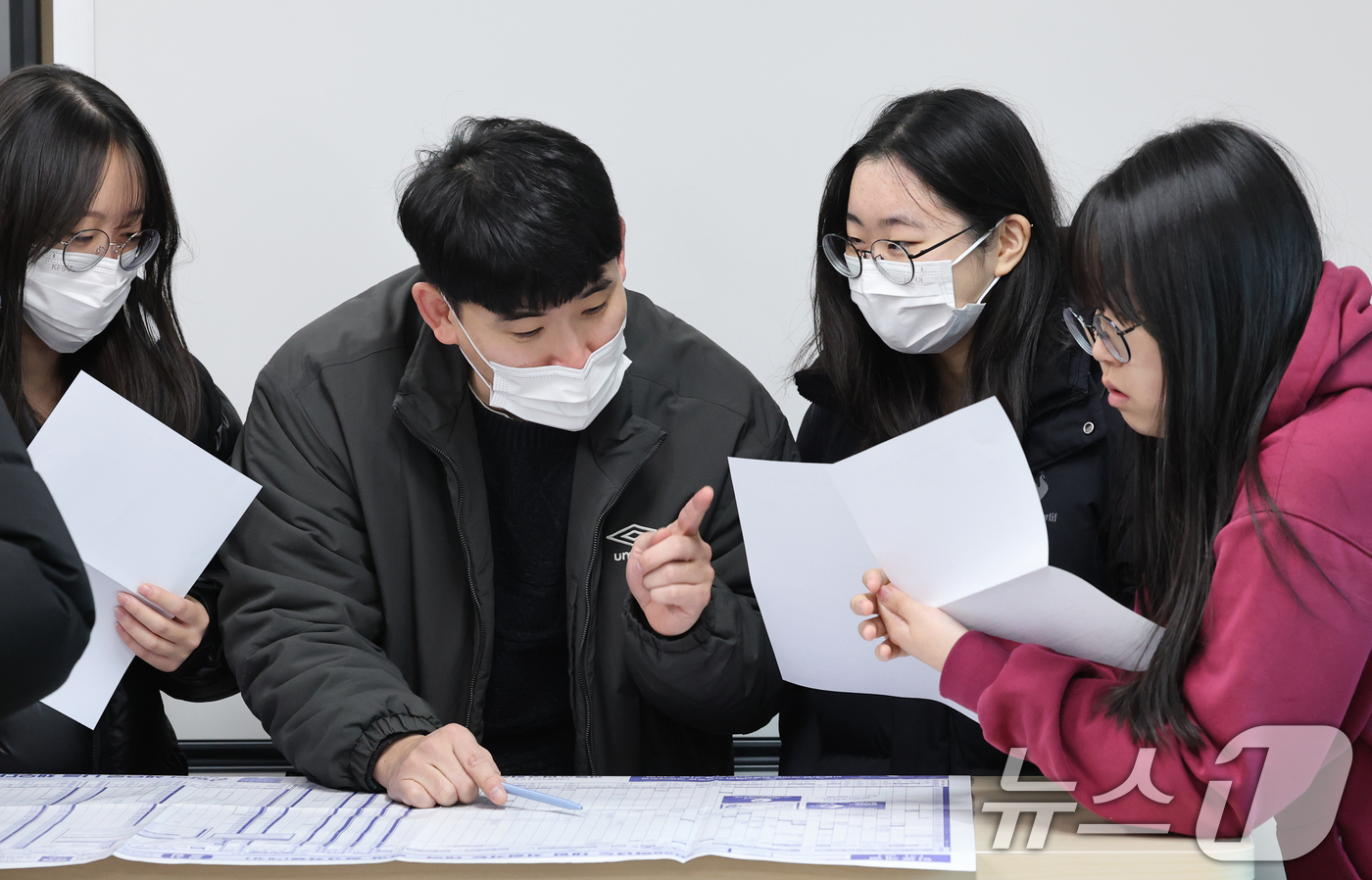 (대전=뉴스1) 김기태 기자 = 5일 오전 대전 중구 호수돈여자고등학교에서 수능 성적표를 받은 고3 수험생들이 담임교사와 상담을 하고 있다. 2025.12.5/뉴스1