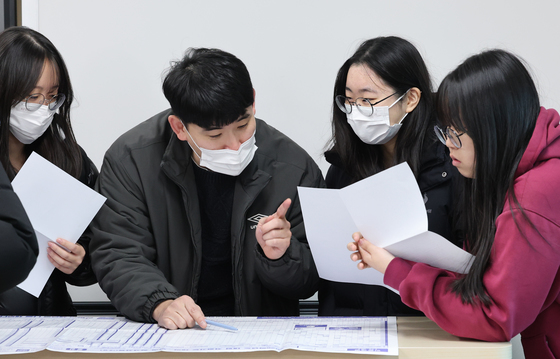 대입 상담하는 고3 수험생