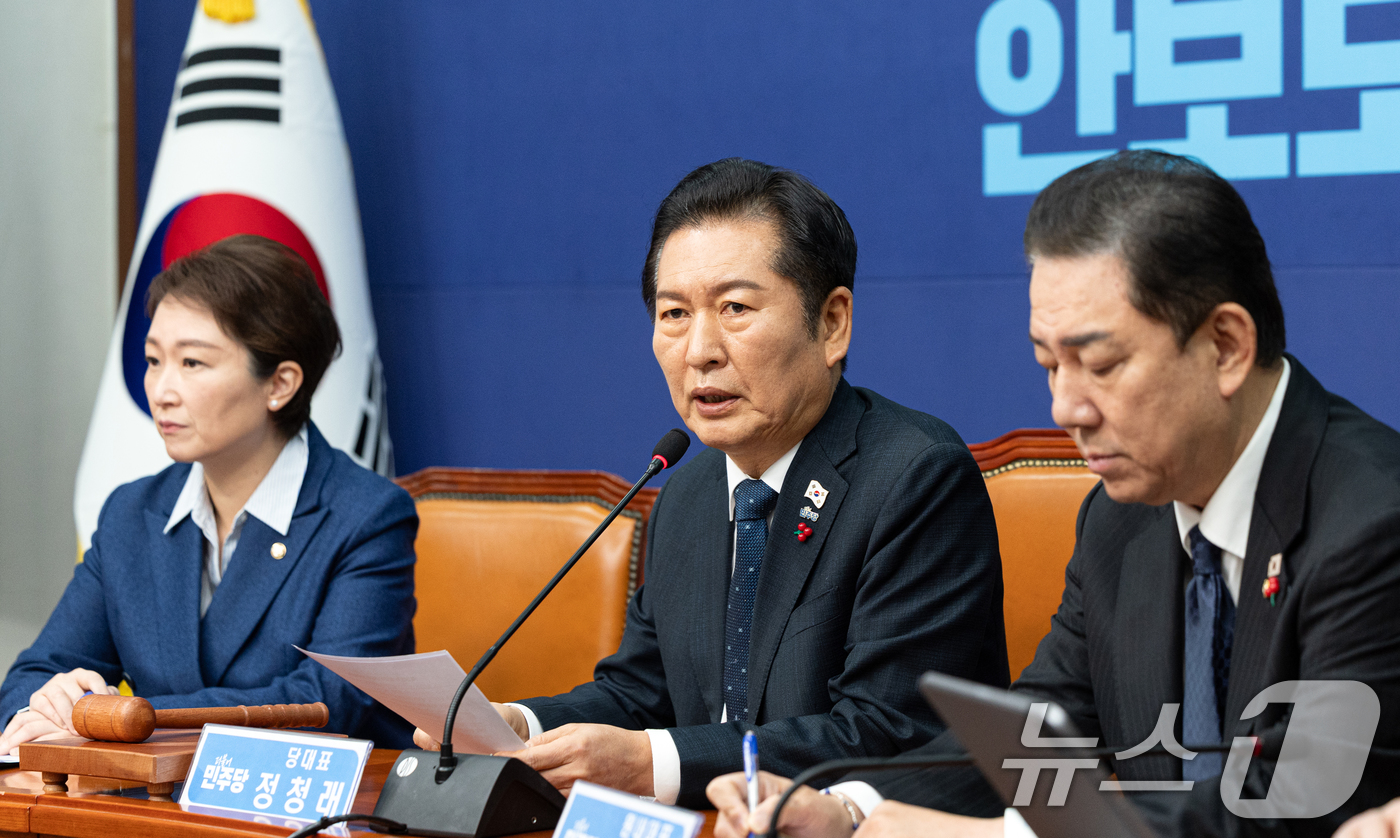 (서울=뉴스1) 이승배 기자 = 정청래 더불어민주당 대표가 5일 서울 여의도 국회에서 열린 최고위원회의에서 모두발언하고 있다. 2025.12.5/뉴스1