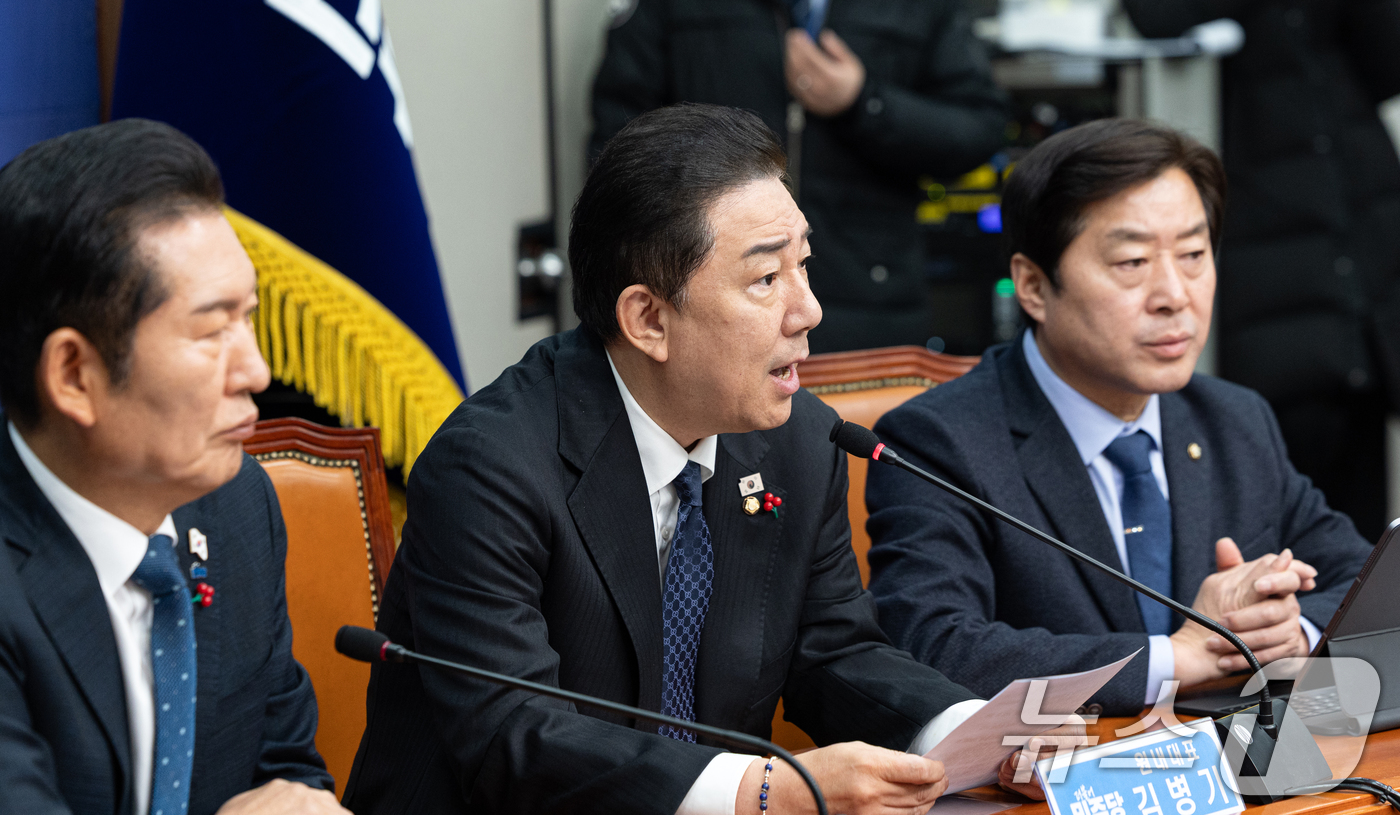 (서울=뉴스1) 이승배 기자 = 김병기 더불어민주당 원내대표가 5일 서울 여의도 국회에서 열린 최고위원회의에서 모두발언하고 있다. 2025.12.5/뉴스1