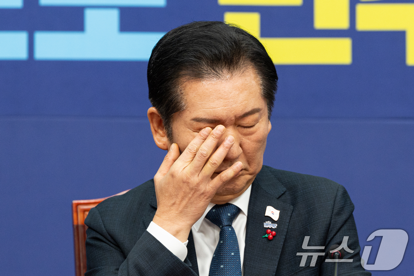 (서울=뉴스1) 이승배 기자 = 정청래 더불어민주당 대표가 5일 서울 여의도 국회에서 열린 최고위원회의에서 눈가를 만지고 있다. 2025.12.5/뉴스1