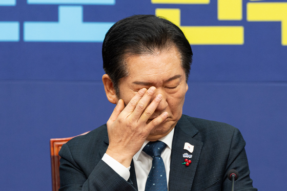 눈가 만지는 정청래 대표