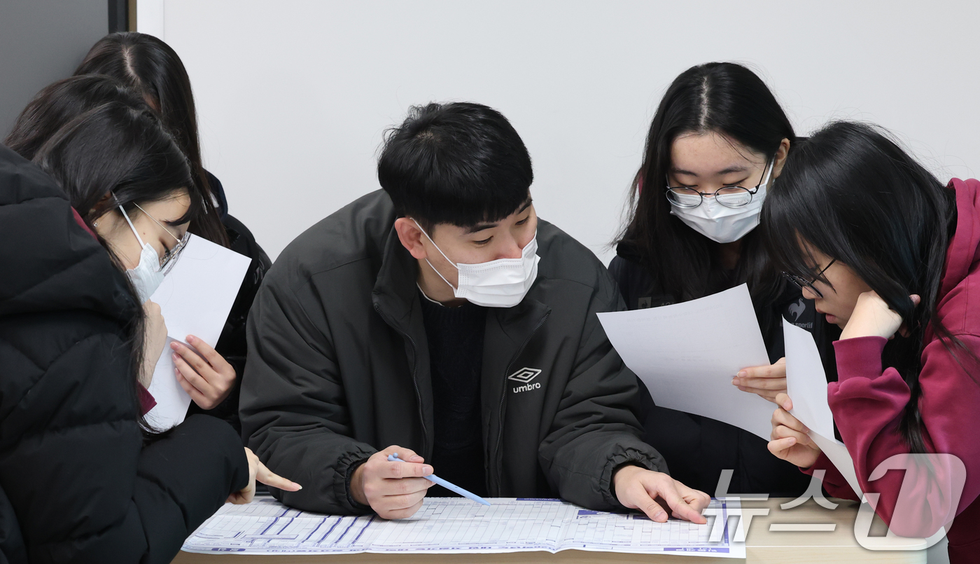 (대전=뉴스1) 김기태 기자 = 5일 오전 대전 중구 호수돈여자고등학교에서 수능 성적표를 받은 고3 수험생들이 담임교사와 상담을 하고 있다. 2025.12.5/뉴스1