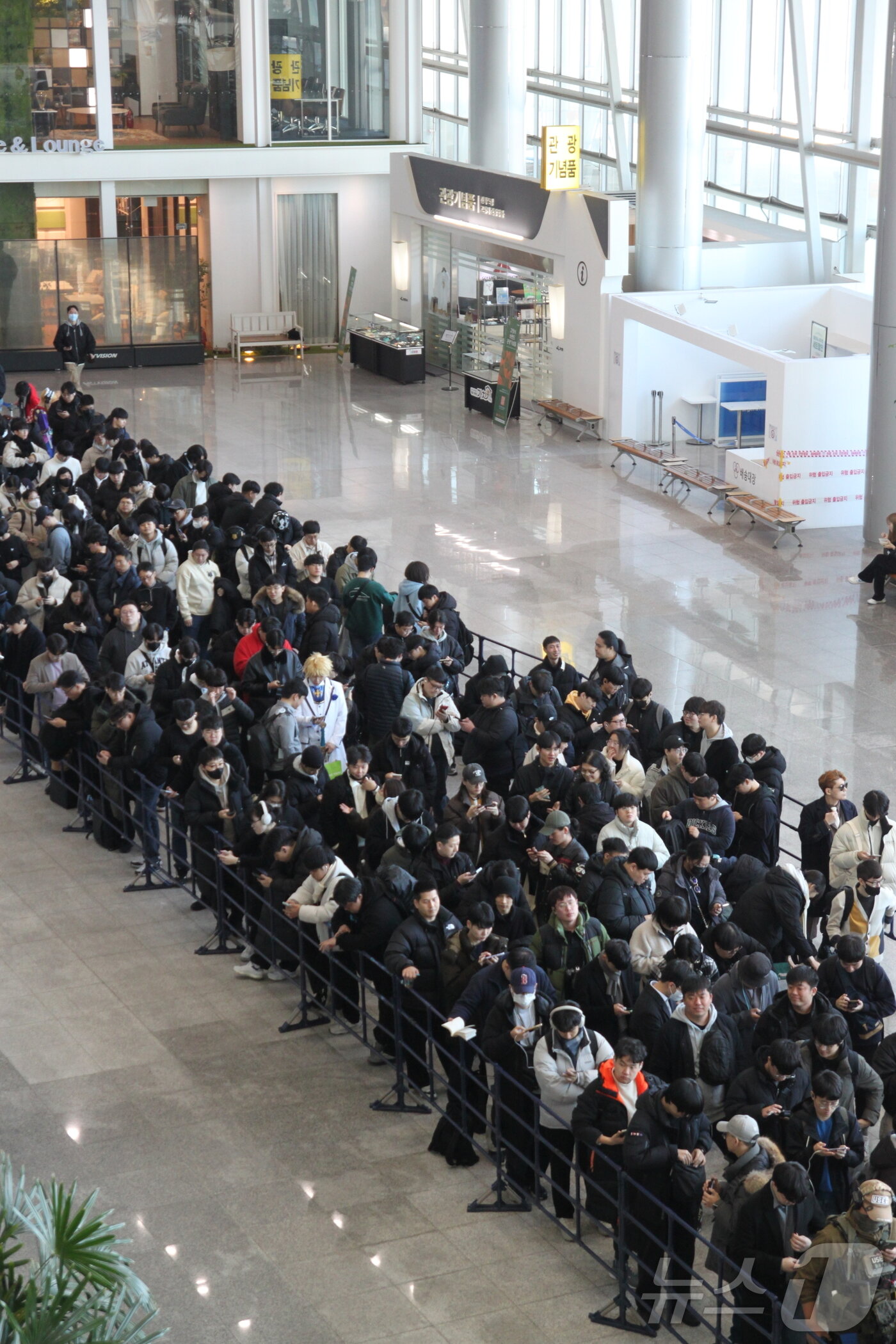 본문 이미지 - 5일 오전 서브컬처 페스티벌 &#39;AGF 2025&#39;가 열리는 일산 킨텍스 제 1전시장에 대기줄이 길게 늘어서 있다. AGF 2025는 12월 5일부터 7일까지 일산 킨텍스에서 열린다.2025.12.5/뉴스1 ⓒ News1 김민재 기자