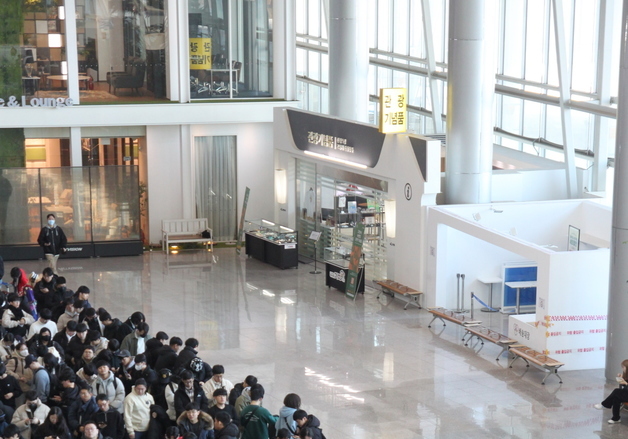 밤새 기다린 서브컬처 게임 팬들