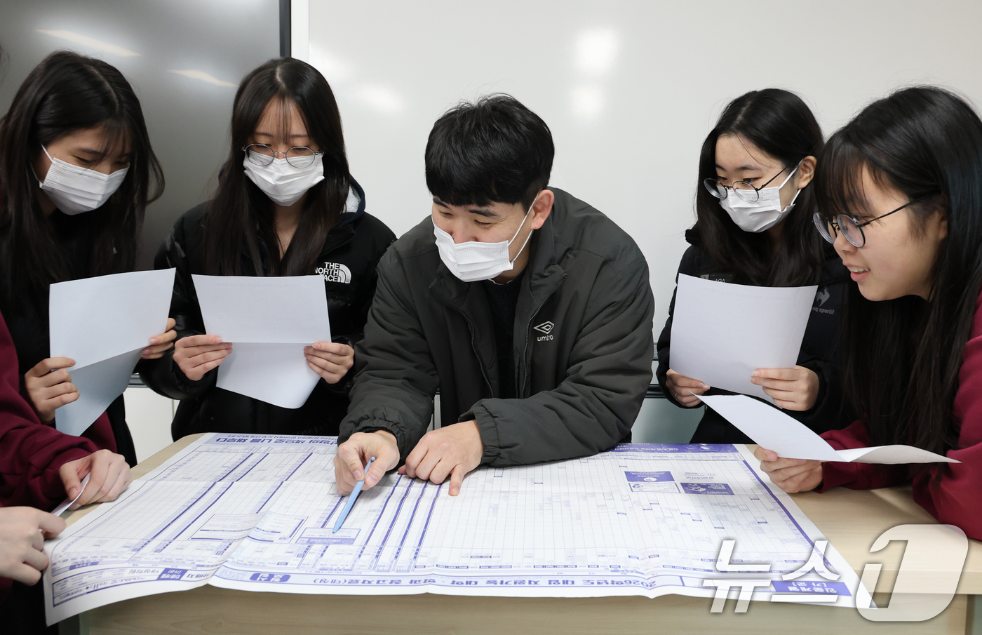 (대전=뉴스1) 김기태 기자 = 5일 오전 대전 중구 호수돈여자고등학교에서 수능 성적표를 받은 고3 수험생들이 담임교사와 상담을 하고 있다. 2025.12.5/뉴스1