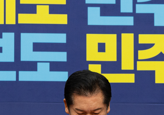 얼굴 만지는 정청래 대표