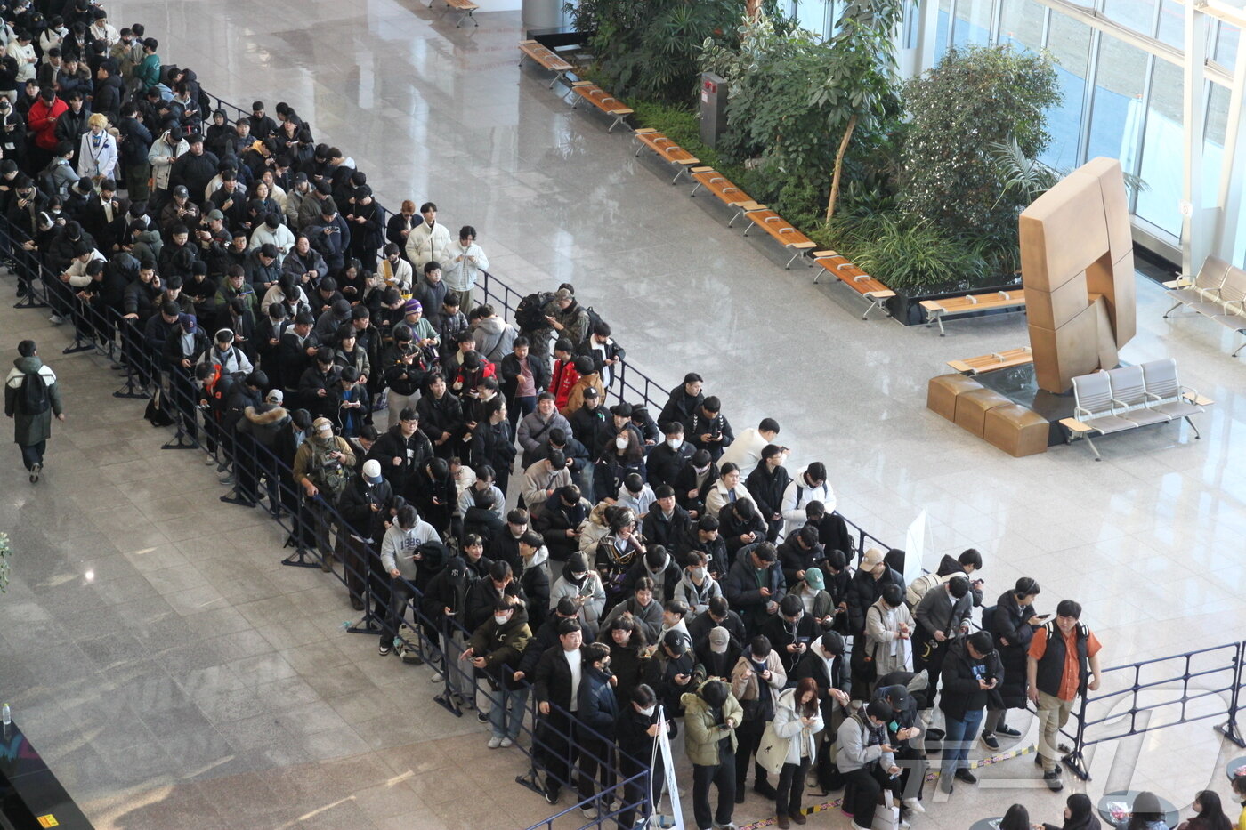 본문 이미지 - 5일 오전 서브컬처 페스티벌 &#39;AGF 2025&#39;가 열리는 일산 킨텍스 제 1전시장에 대기줄이 길게 늘어서 있다. AGF 2025는 12월 5일부터 7일까지 일산 킨텍스에서 열린다.2025.12.5/뉴스1 ⓒ News1 김민재 기자