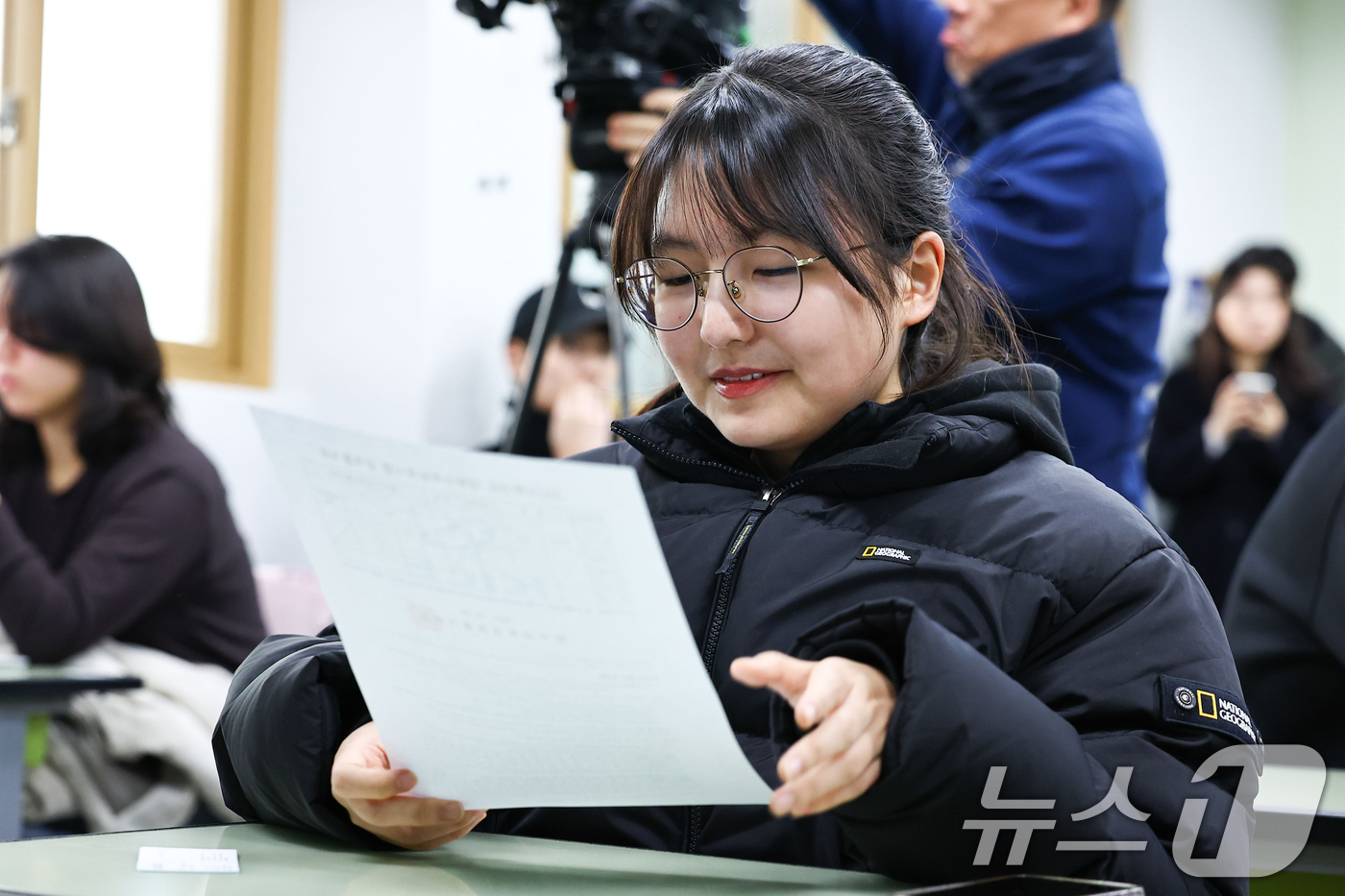 (서울=뉴스1) 오대일 기자 = 2025학년도 대학수학능력시험 성적표가 배부된 5일 오전 서울 광진구 광남고등학교에서 수능 성적표를 받은 고3 수험생들이 자신의 점수를 확인하고 있 …