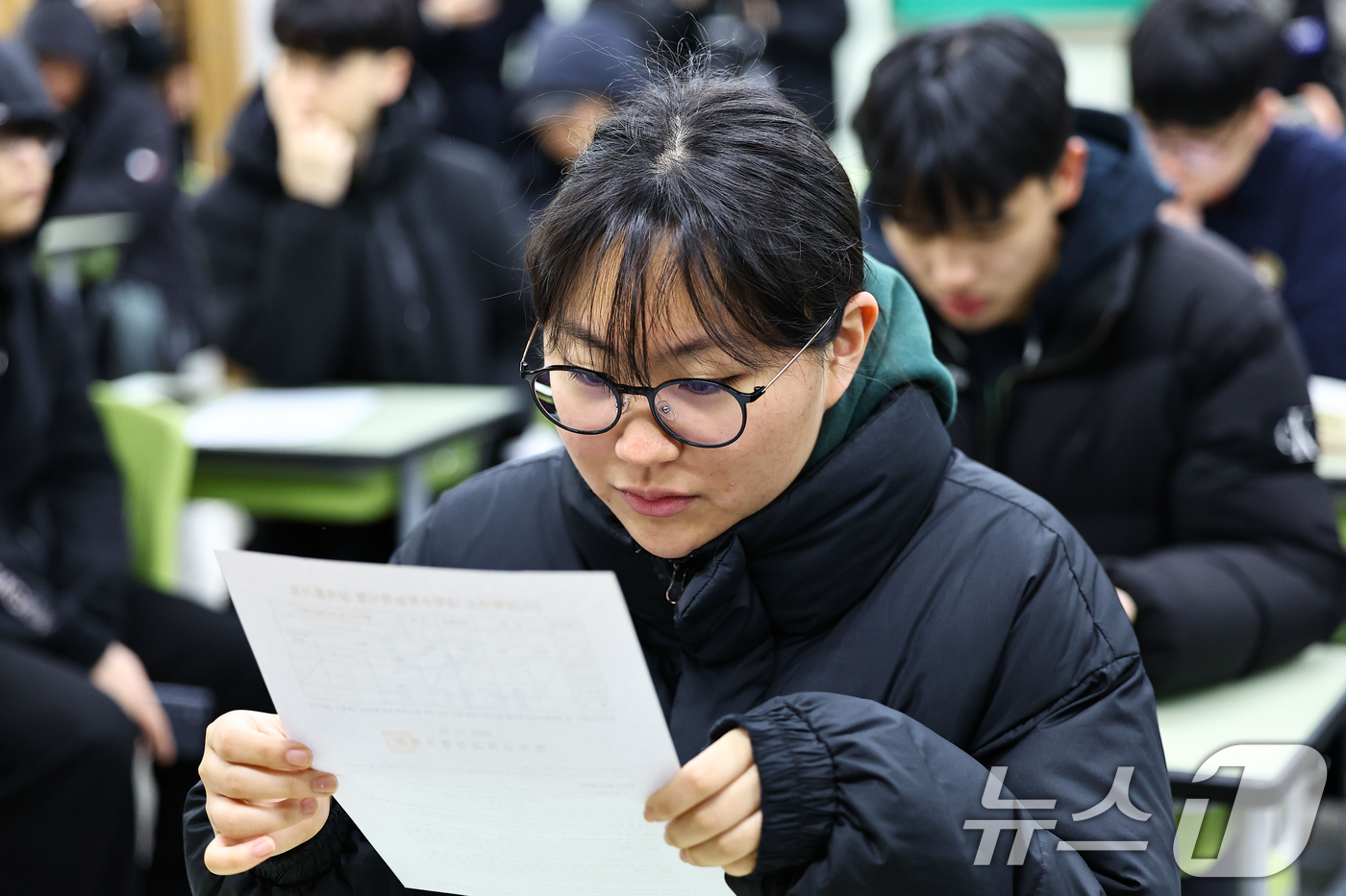(서울=뉴스1) 오대일 기자 = 2025학년도 대학수학능력시험 성적표가 배부된 5일 오전 서울 광진구 광남고등학교에서 수능 성적표를 받은 고3 수험생들이 자신의 점수를 확인하고 있 …