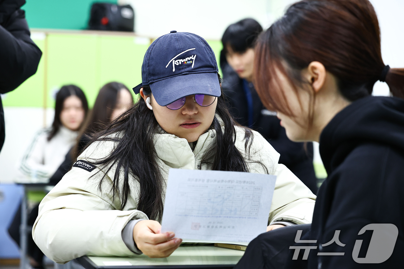 (서울=뉴스1) 오대일 기자 = 2025학년도 대학수학능력시험 성적표가 배부된 5일 오전 서울 광진구 광남고등학교에서 수능 성적표를 받은 고3 수험생들이 자신의 점수를 확인하고 있 …