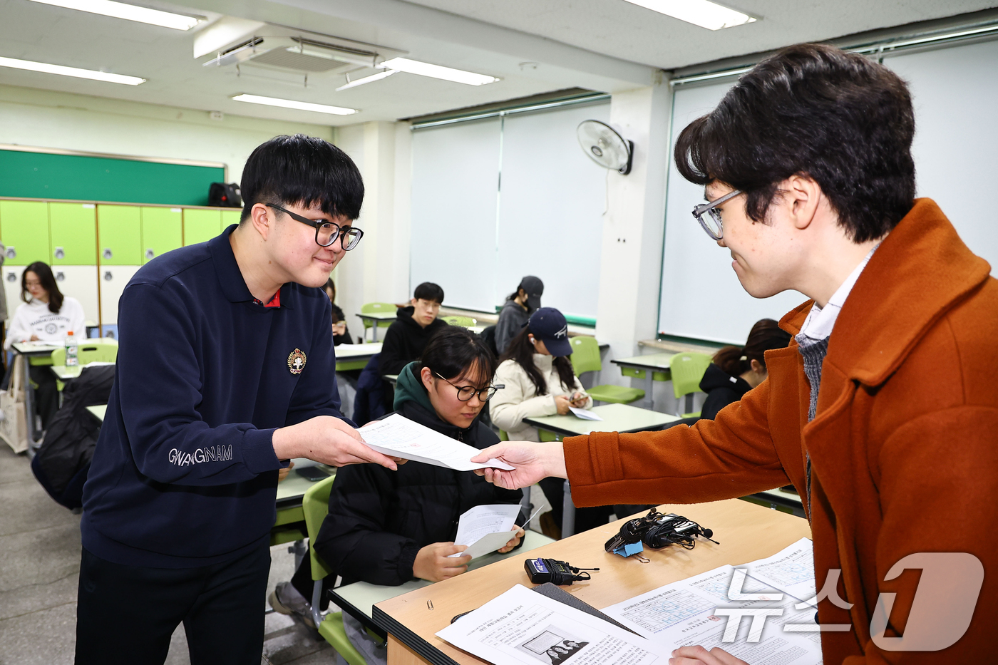 (서울=뉴스1) 오대일 기자 = 2025학년도 대학수학능력시험 성적표가 배부된 5일 오전 서울 광진구 광남고등학교에서 고3 수험생들이 담임선생님으로부터 수능 성적표를 받고 있다. …