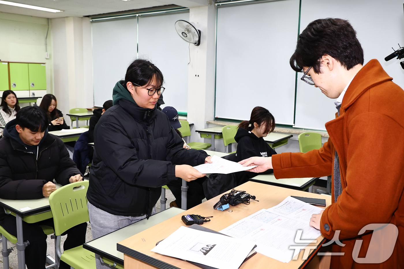 (서울=뉴스1) 오대일 기자 = 2025학년도 대학수학능력시험 성적표가 배부된 5일 오전 서울 광진구 광남고등학교에서 고3 수험생들이 담임선생님으로부터 수능 성적표를 받고 있다. …