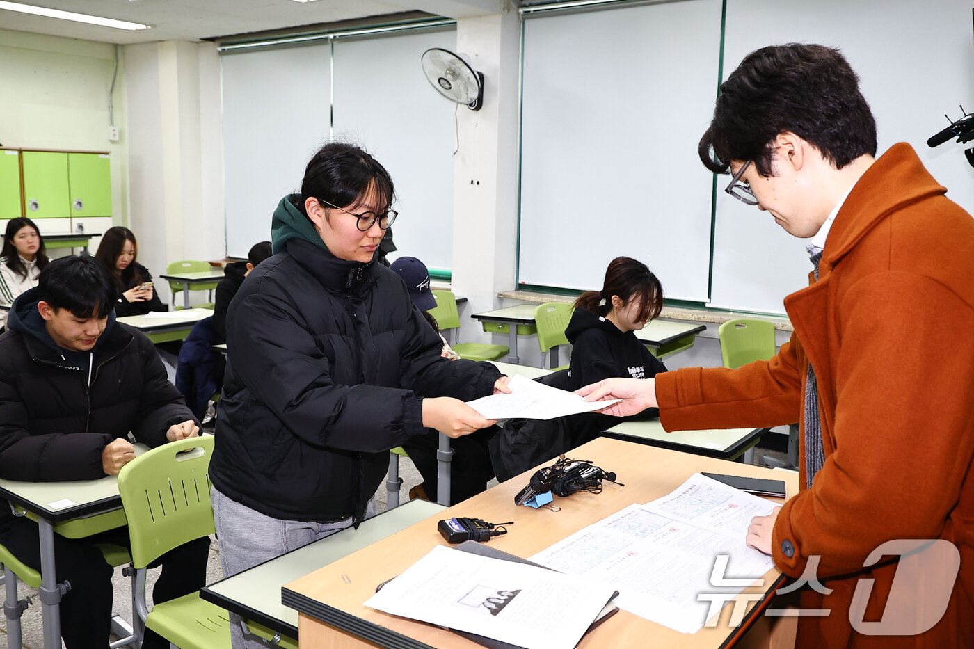 본문 이미지 - 2025학년도 대학수학능력시험 성적표가 배부된 5일 오전 서울 광진구 광남고등학교에서 고3 수험생들이 담임선생님으로부터 수능 성적표를 받고 있다. &#40;공동취재&#41; 2025.12.5/뉴스1 ⓒ News1 오대일 기자