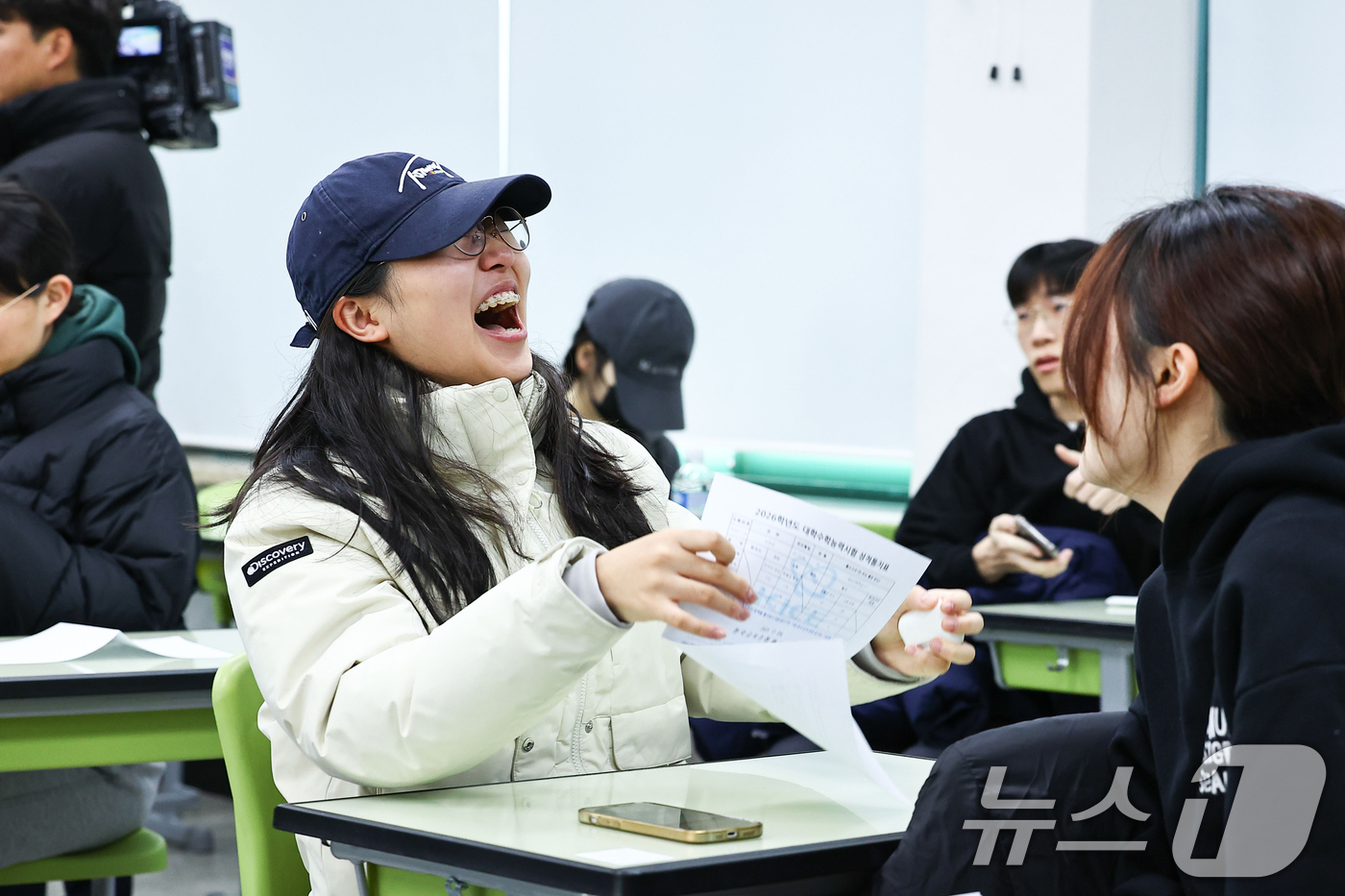 (서울=뉴스1) 오대일 기자 = 2025학년도 대학수학능력시험 성적표가 배부된 5일 오전 서울 광진구 광남고등학교에서 수능 성적표를 받은 고3 수험생들이 자신의 점수를 확인하고 있 …