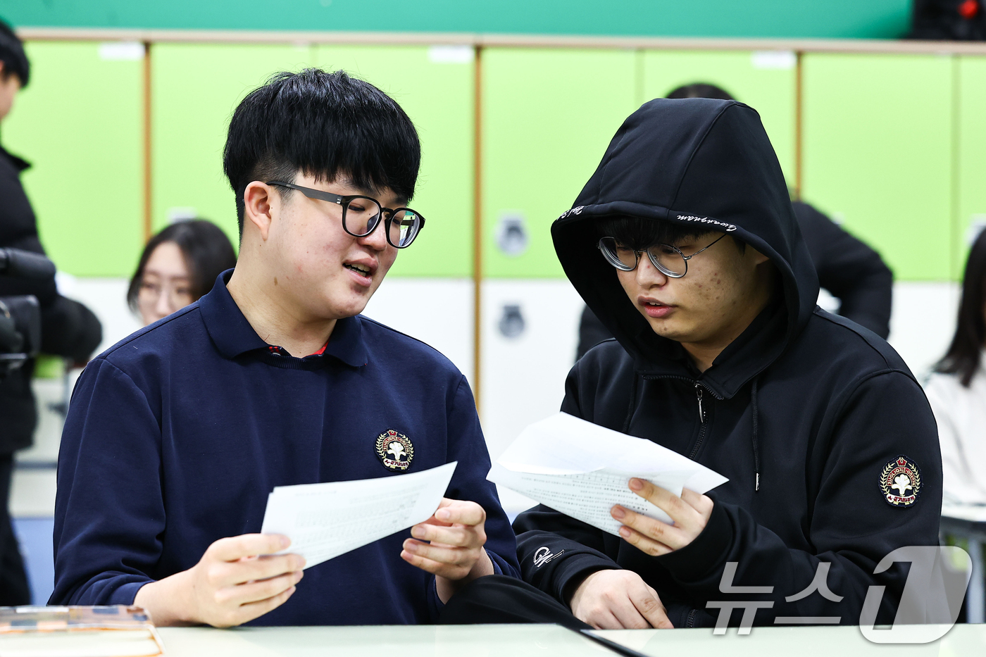 (서울=뉴스1) 오대일 기자 = 2025학년도 대학수학능력시험 성적표가 배부된 5일 오전 서울 광진구 광남고등학교에서 수능 성적표를 받은 고3 수험생들이 자신의 점수를 확인하고 있 …