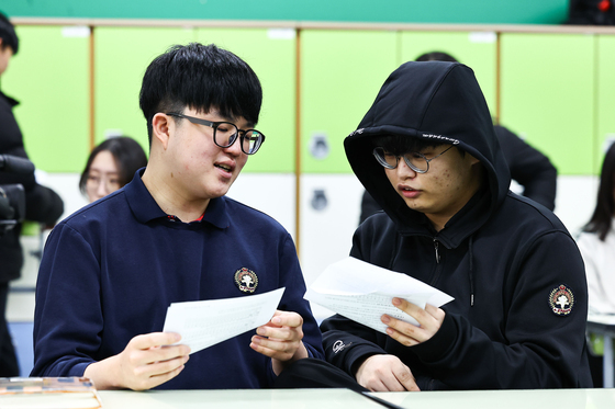 수능 성적 확인하는 수험생들