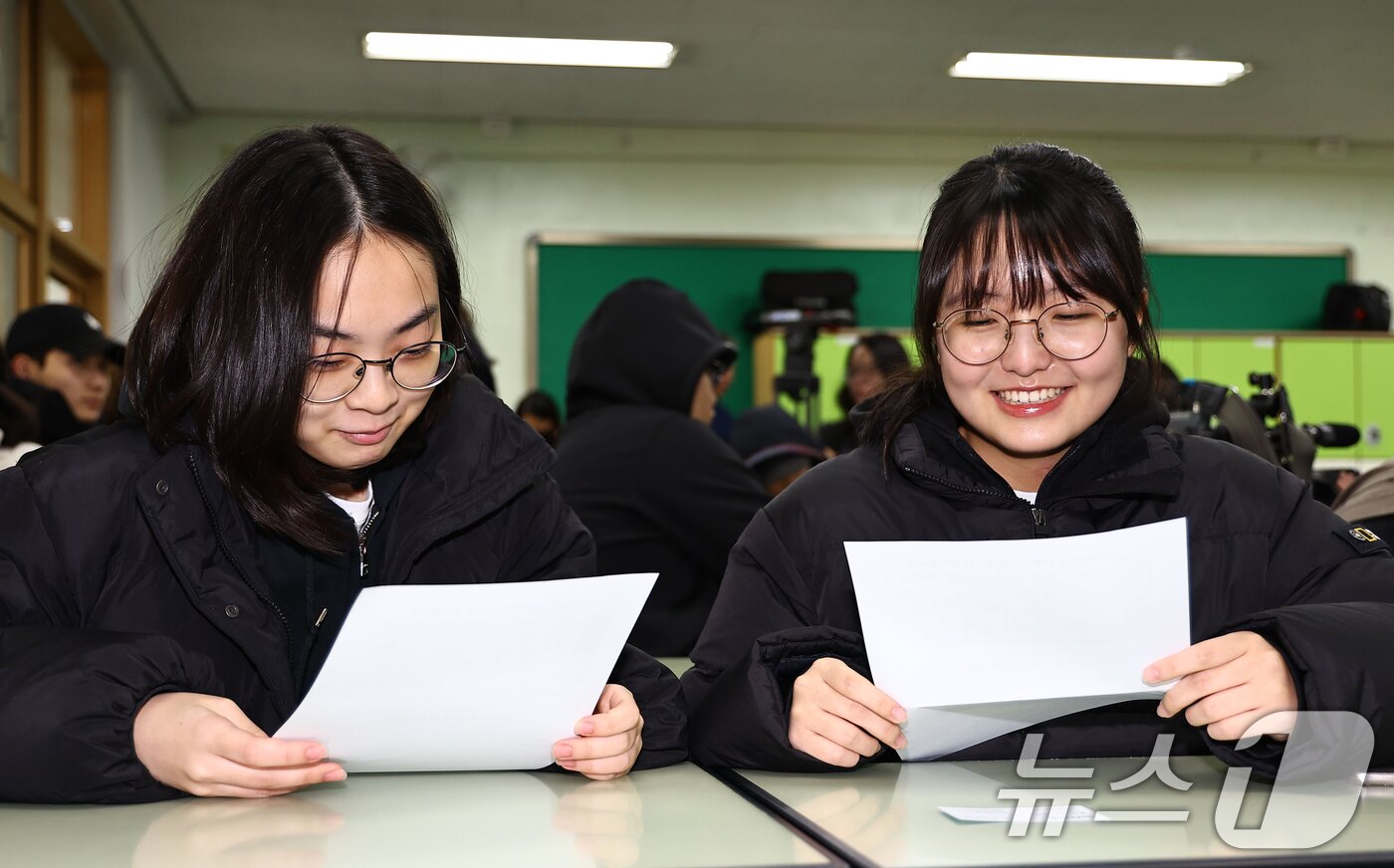 본문 이미지 - 2025학년도 대학수학능력시험 성적표가 배부된 5일 오전 서울 광진구 광남고등학교에서 수능 성적표를 받은 고3 수험생들이 자신의 점수를 확인하고 있다. &#40;공동취재&#41; 2025.12.5/뉴스1 ⓒ News1 오대일 기자