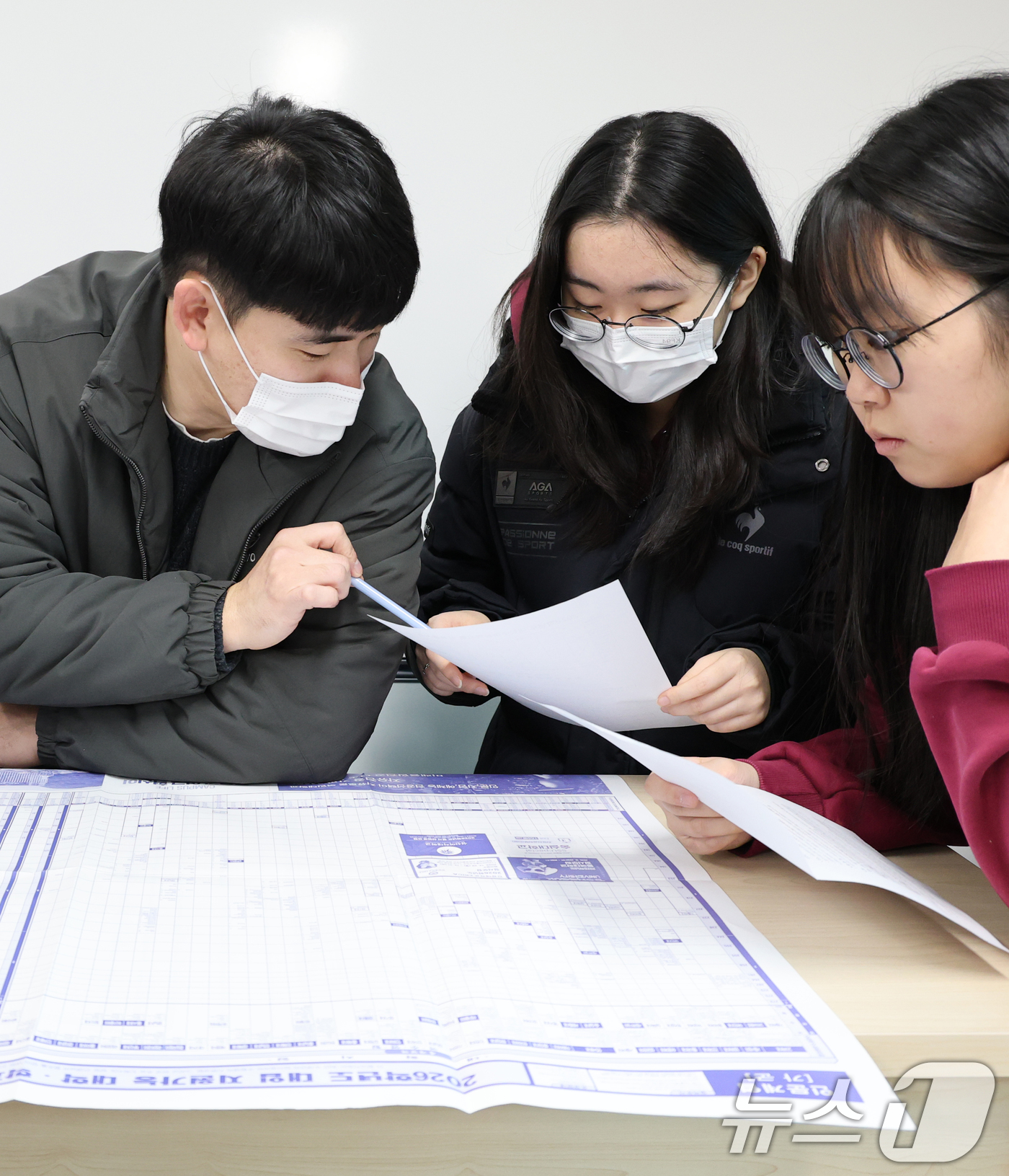 (대전=뉴스1) 김기태 기자 = 5일 오전 대전 중구 호수돈여자고등학교에서 수능 성적표를 받은 고3 수험생들이 담임교사와 진학 상담을 하고 있다. 2025.12.5/뉴스1