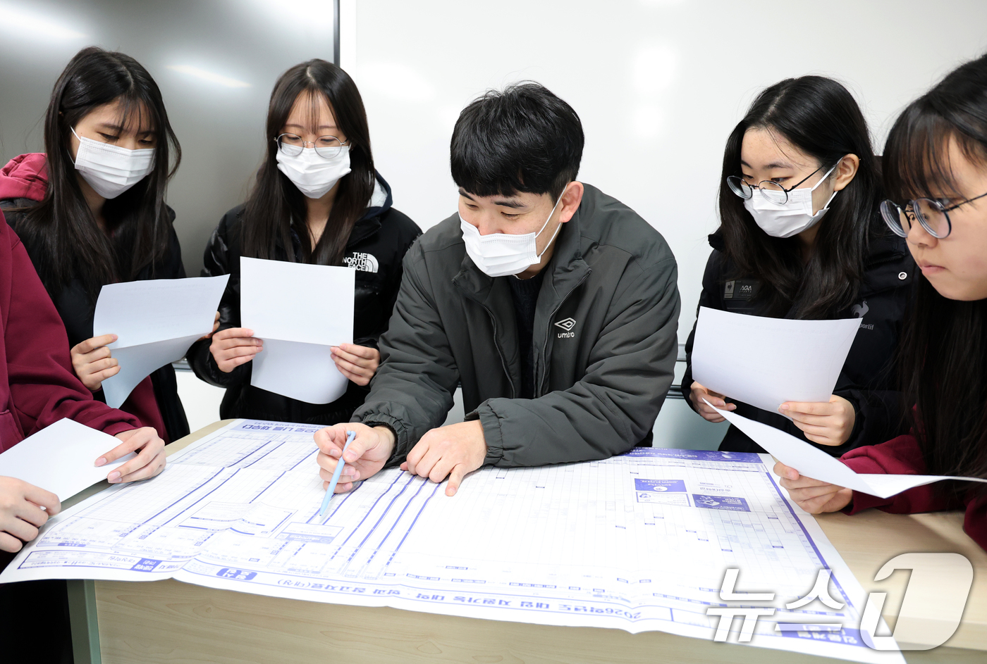 (대전=뉴스1) 김기태 기자 = 5일 오전 대전 중구 호수돈여자고등학교에서 수능 성적표를 받은 고3 수험생들이 담임교사와 진학 상담을 하고 있다. 2025.12.5/뉴스1