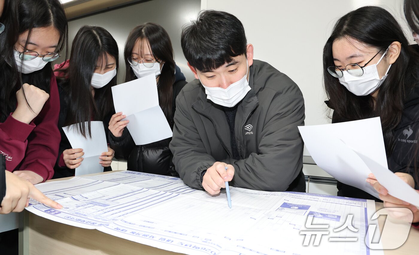 본문 이미지 - 5일 오전 대전 중구 호수돈여자고등학교에서 수능 성적표를 받은 고3 수험생들이 담임교사와 진학 상담을 하고 있다. 2025.12.5/뉴스1 ⓒ News1 김기태 기자