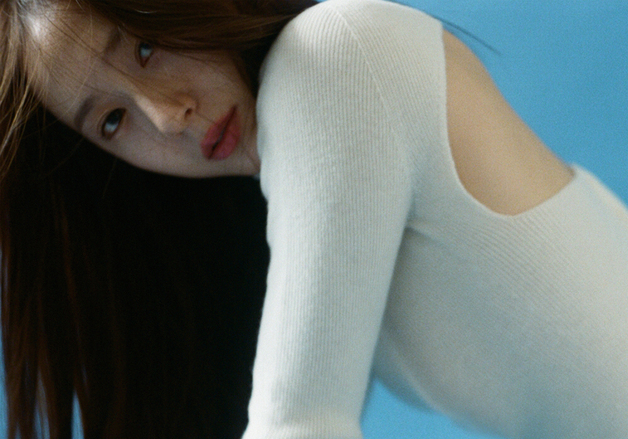 크리스탈, 매혹적 눈빛…첫 솔로 '솔리터리' 뮤비 공개