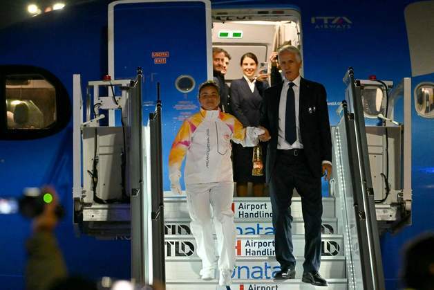 2026 동계 올림픽 성화, 개최국 이탈리아 도착…봉송 본격 시작