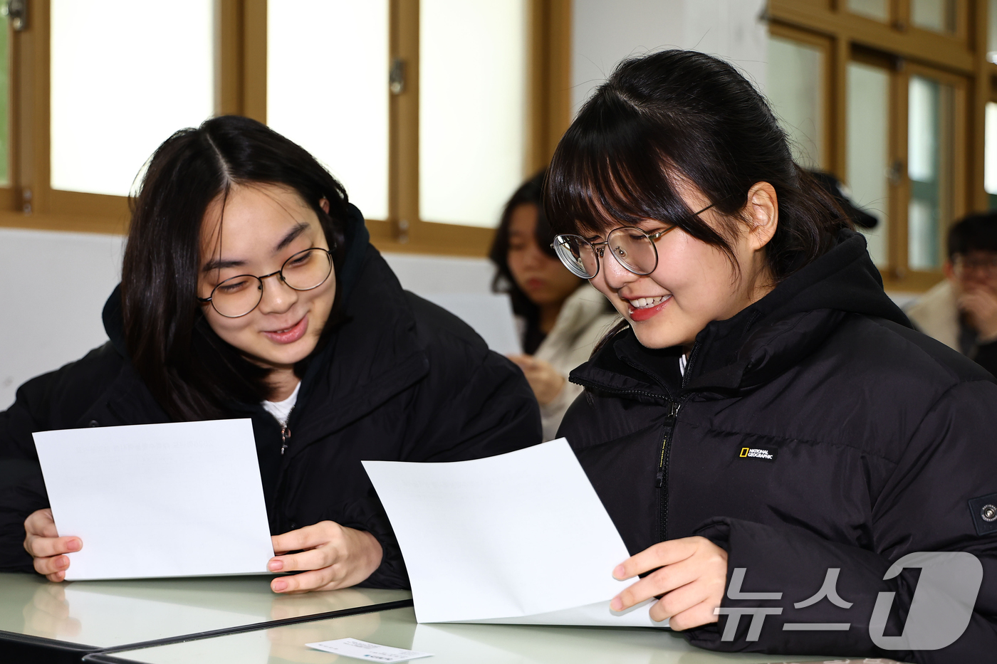 (서울=뉴스1) 오대일 기자 = 2025학년도 대학수학능력시험 성적표가 배부된 5일 오전 서울 광진구 광남고등학교에서 수능 성적표를 받은 고3 수험생들이 자신의 점수를 확인하고 있 …
