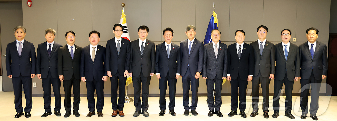 (세종=뉴스1) 김기남 기자 = 김민석 국무총리가 5일 오전 세종시 정부세종청사에서 안형준 국가데이터 처장 등 차관급 12명에게 임명장을 수여한 뒤 기념촬영을 하고 있다. 2025 …