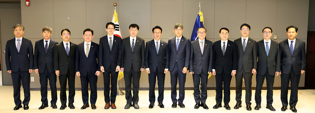 차관급 임명장 수여 기념촬영 하는 김민석 국무총리