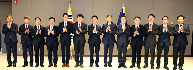 차관급 임명장 수여 기념촬영 하는 김민석 국무총리