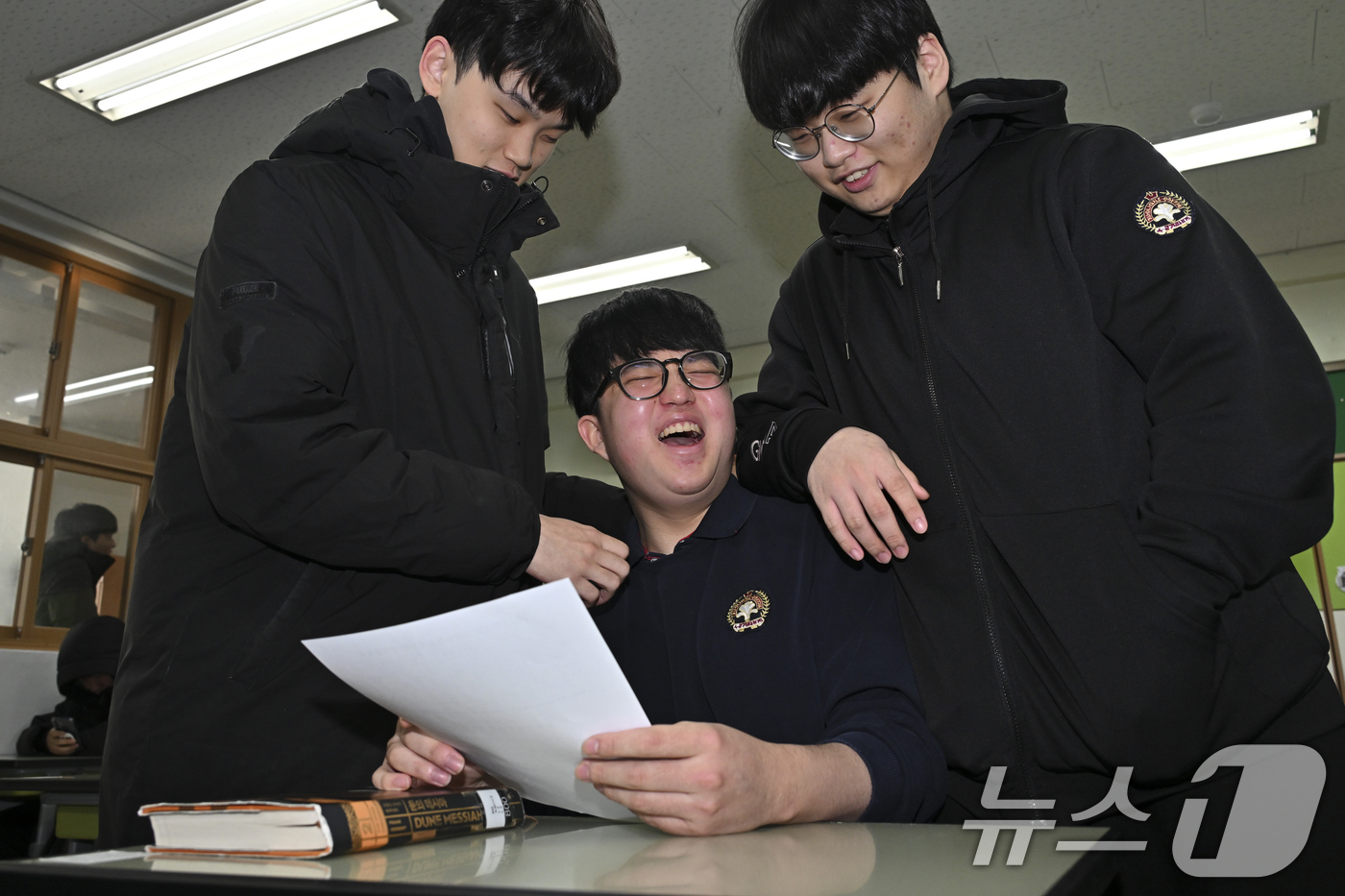 (서울=뉴스1) 오대일 기자 = 2025학년도 대학수학능력시험 성적표가 배부된 5일 오전 서울 광진구 광남고등학교에서 '수능 만점자' 왕정건 학생이 성적표를 확인하며 친구들의 축하 …