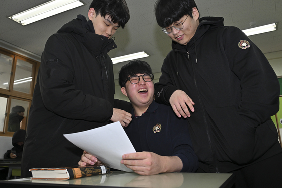 '수능 만점' 축하받는 수험생