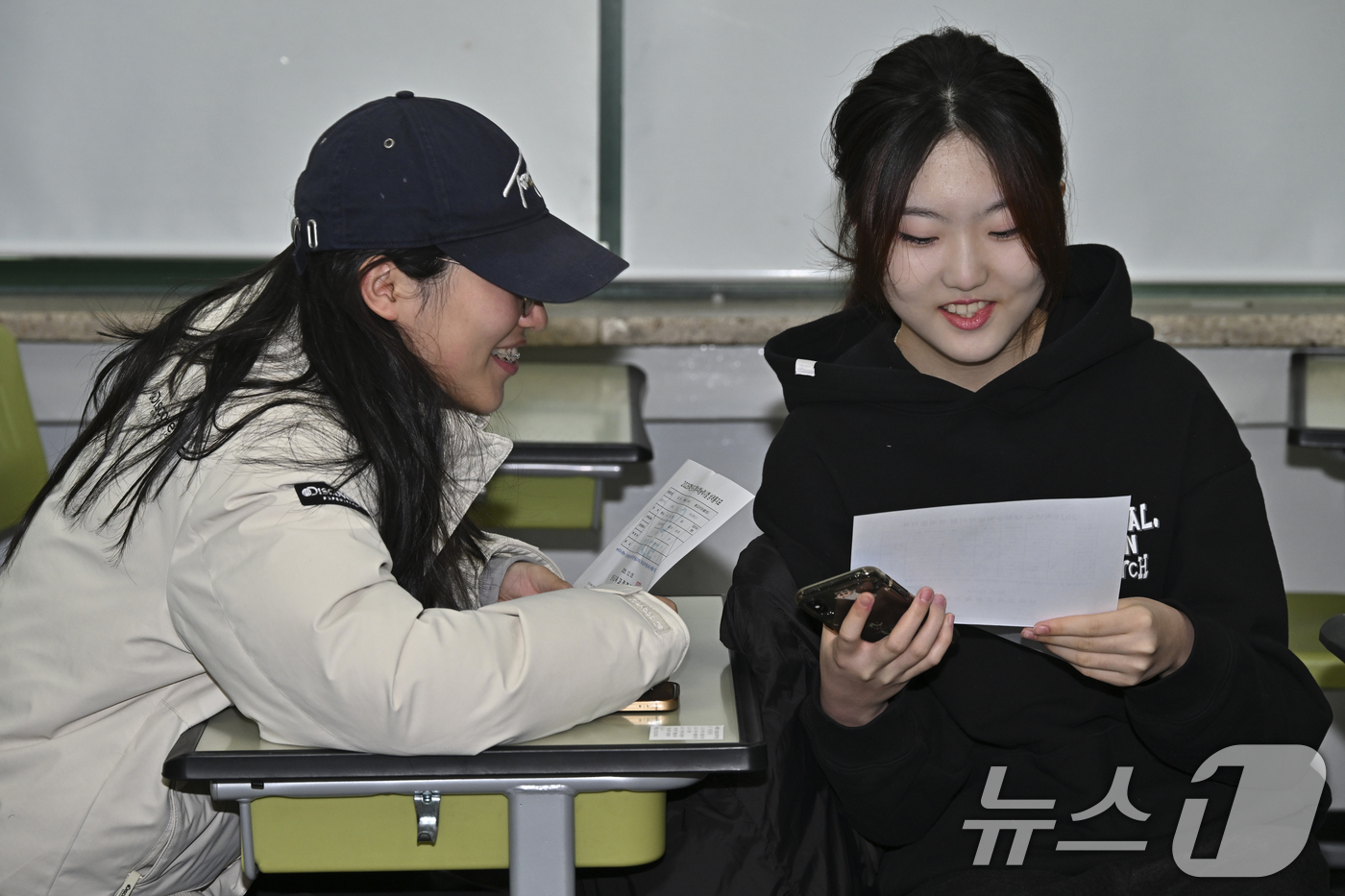 (서울=뉴스1) 오대일 기자 = 2025학년도 대학수학능력시험 성적표가 배부된 5일 오전 서울 광진구 광남고등학교에서 수능 성적표를 받은 고3 수험생들이 자신의 점수를 확인하고 있 …