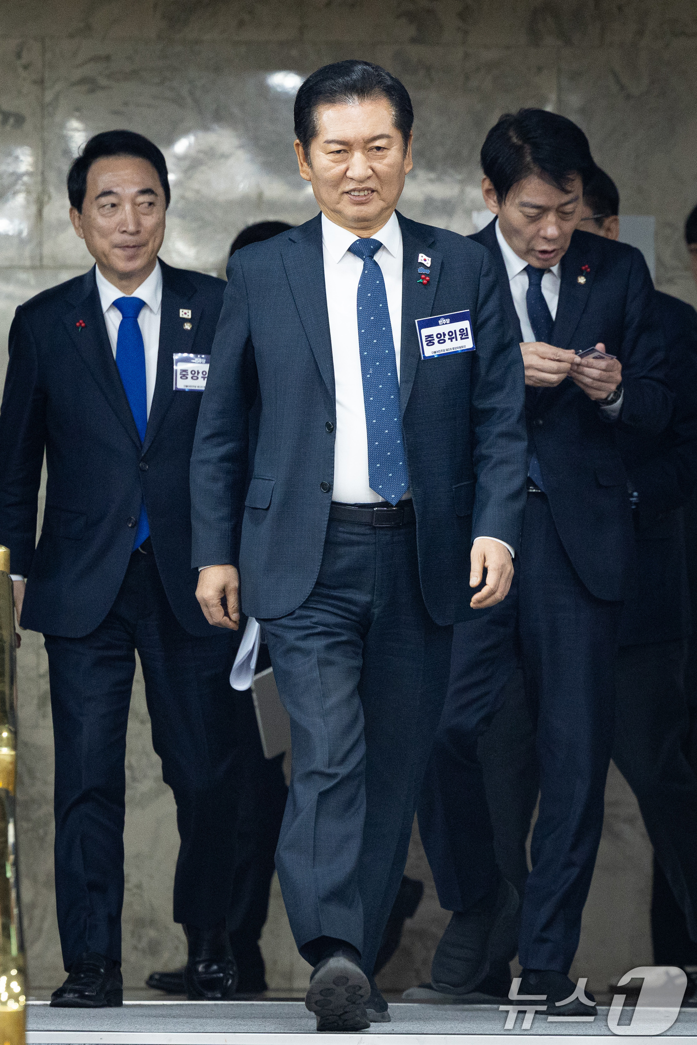 (서울=뉴스1) 유승관 기자 = 정청래 더불어민주당 대표가 5일 서울 여의도 국회에서 열린 제3차 중앙위원회의에 참석하고 있다. 2025.12.5/뉴스1