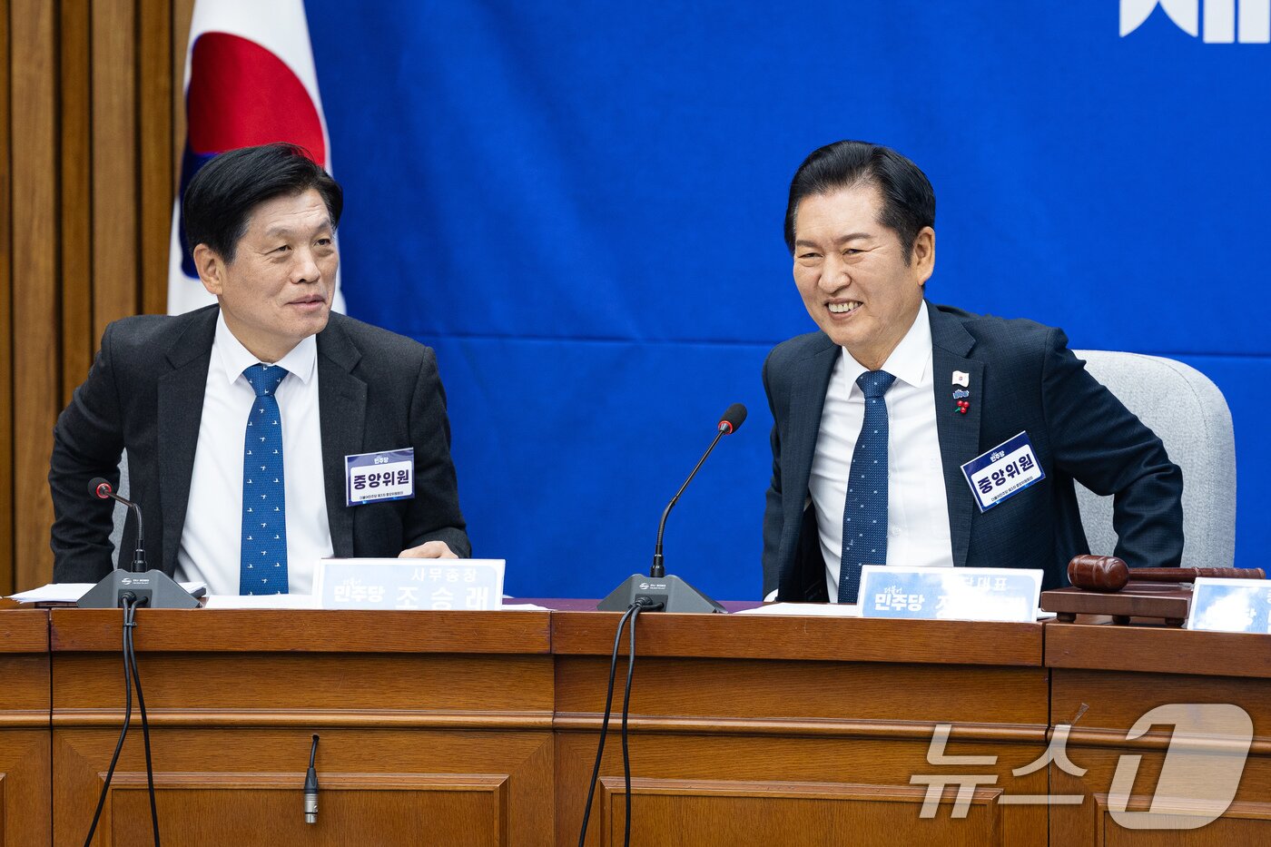 본문 이미지 - 정청래 더불어민주당 대표와 조승래 사무총장이 5일 서울 여의도 국회에서 열린 제3차 중앙위원회의에서 대화하며 미소짓고 있다. 2025.12.5/뉴스1 ⓒ News1 유승관 기자