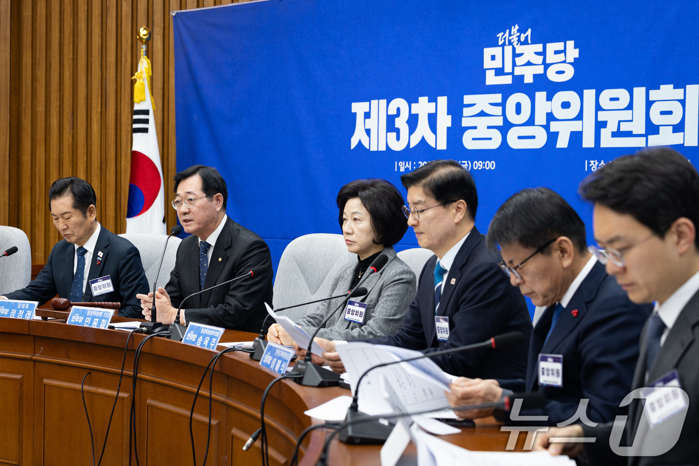 (서울=뉴스1) 유승관 기자 = 민홍철 더불어민주당 중앙위원회 의장이 5일 서울 여의도 국회에서 열린 제3차 중앙위원회의에서 인사말을 하고 있다. 2025.12.5/뉴스1