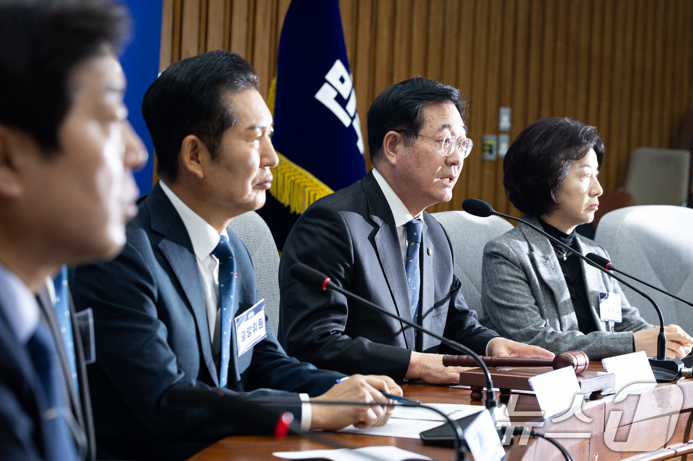 (서울=뉴스1) 유승관 기자 = 민홍철 더불어민주당 중앙위원회 의장이 5일 서울 여의도 국회에서 열린 제3차 중앙위원회의에서 인사말을 하고 있다. 2025.12.5/뉴스1